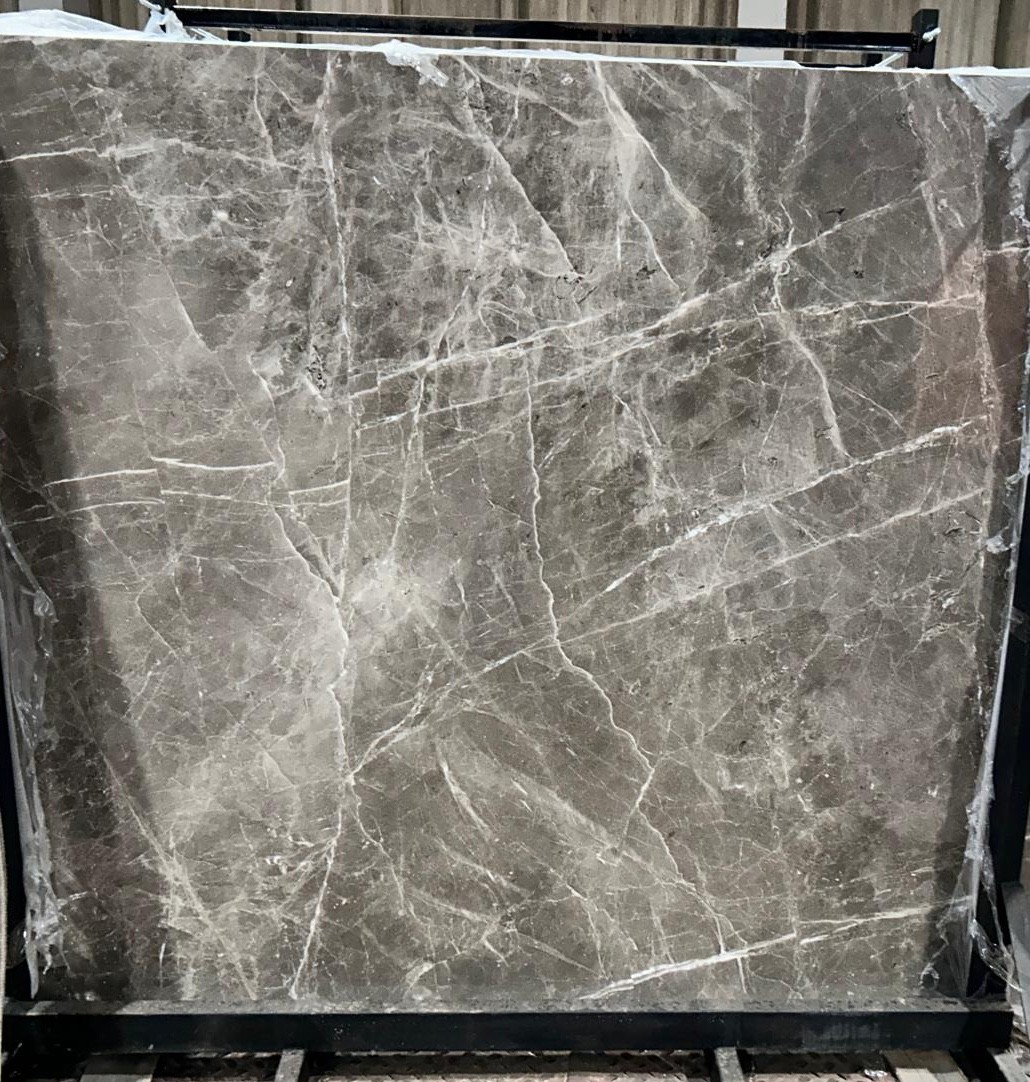 Exklusive Grigio Sereno Marmorplatte – grauer Naturstein mit eleganten weißen Adern bei Uniiqo Naturstein Berlin