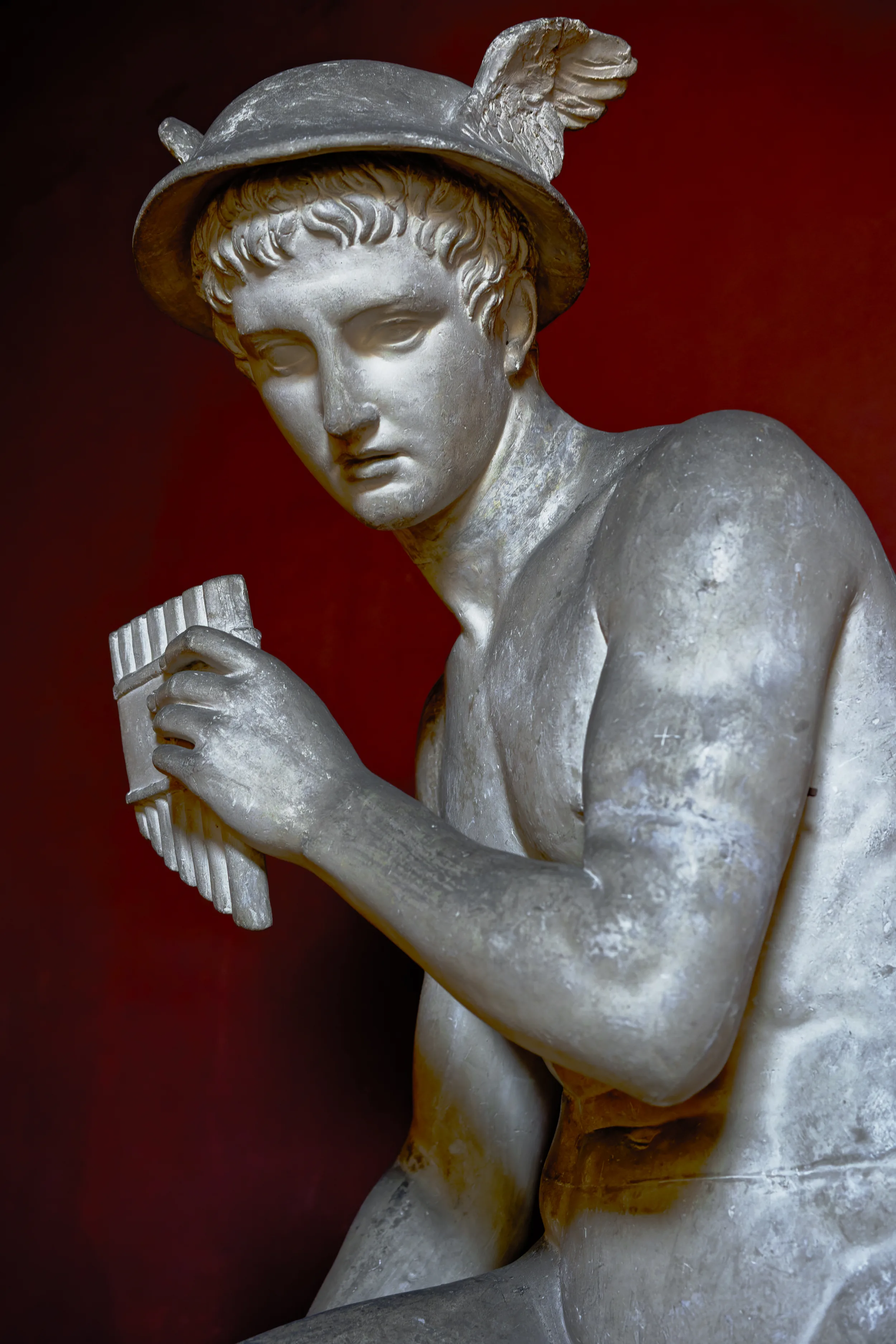 Photographie de sculpture à la pose expressive et à la composition en faisant une oeuvre d'art différente, en deux dimensions