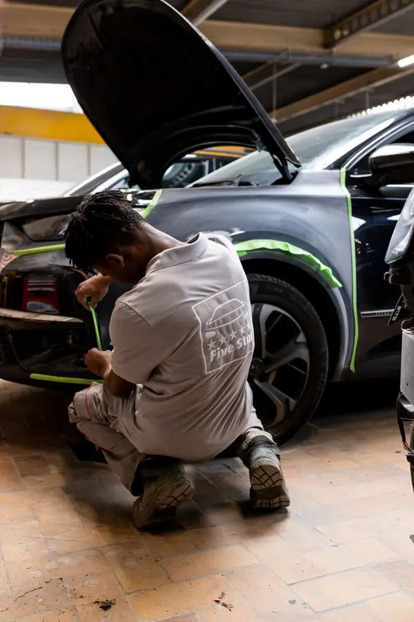 Technicien de Five Star en train d'effectuer une réparation de carrosserie