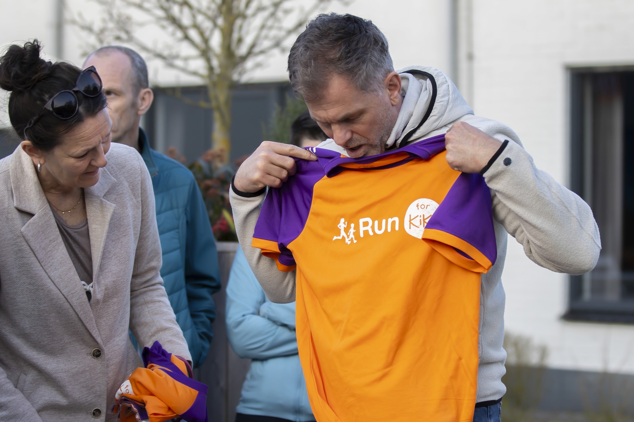 Twee mensen vormen samen met hun handen een hartje, als symbool voor betekenisvolle betrokkenheid en transparantie richting donateurs.