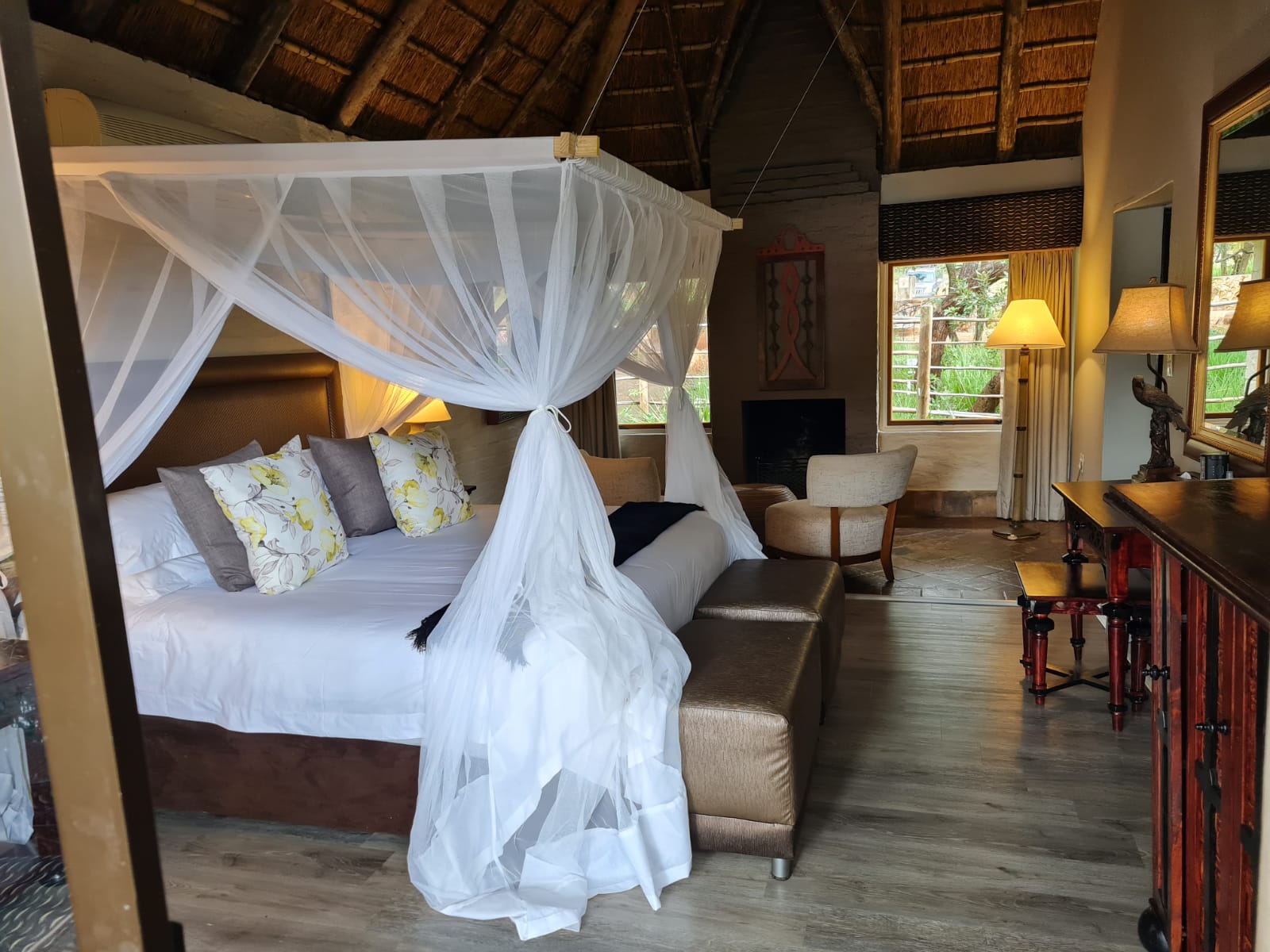 Tree Camp i Mashatu Game Reserve, Botswana – unikt boende byggt på en platå i ett träd, med säng omgiven av myggnät under ridresa med Africa by Horse.