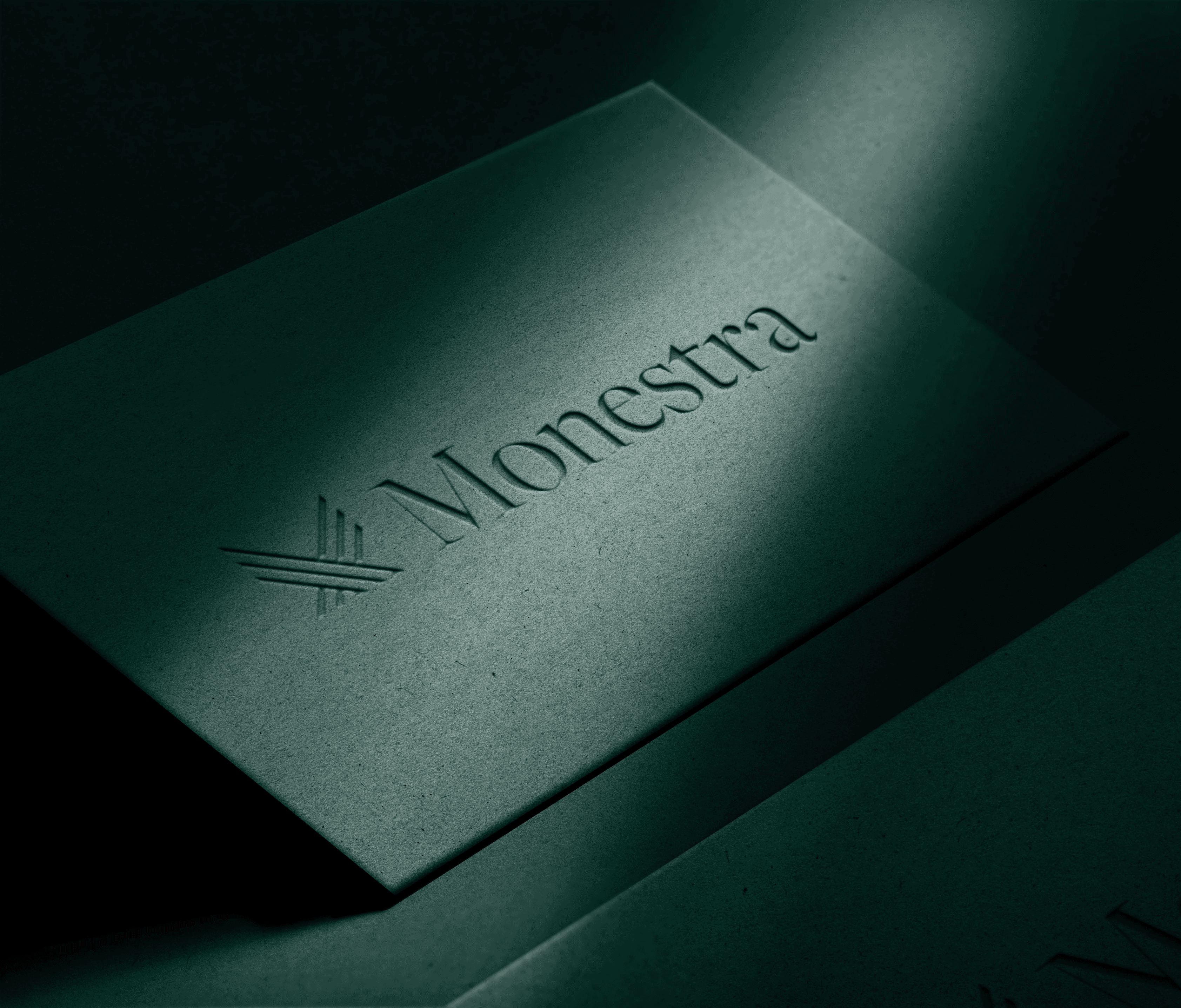 Monestra Logo-Design auf einer Visitenkarte mit dramatischer Beleuchtung, die die grüne Farbidentität der Marke zeigt.