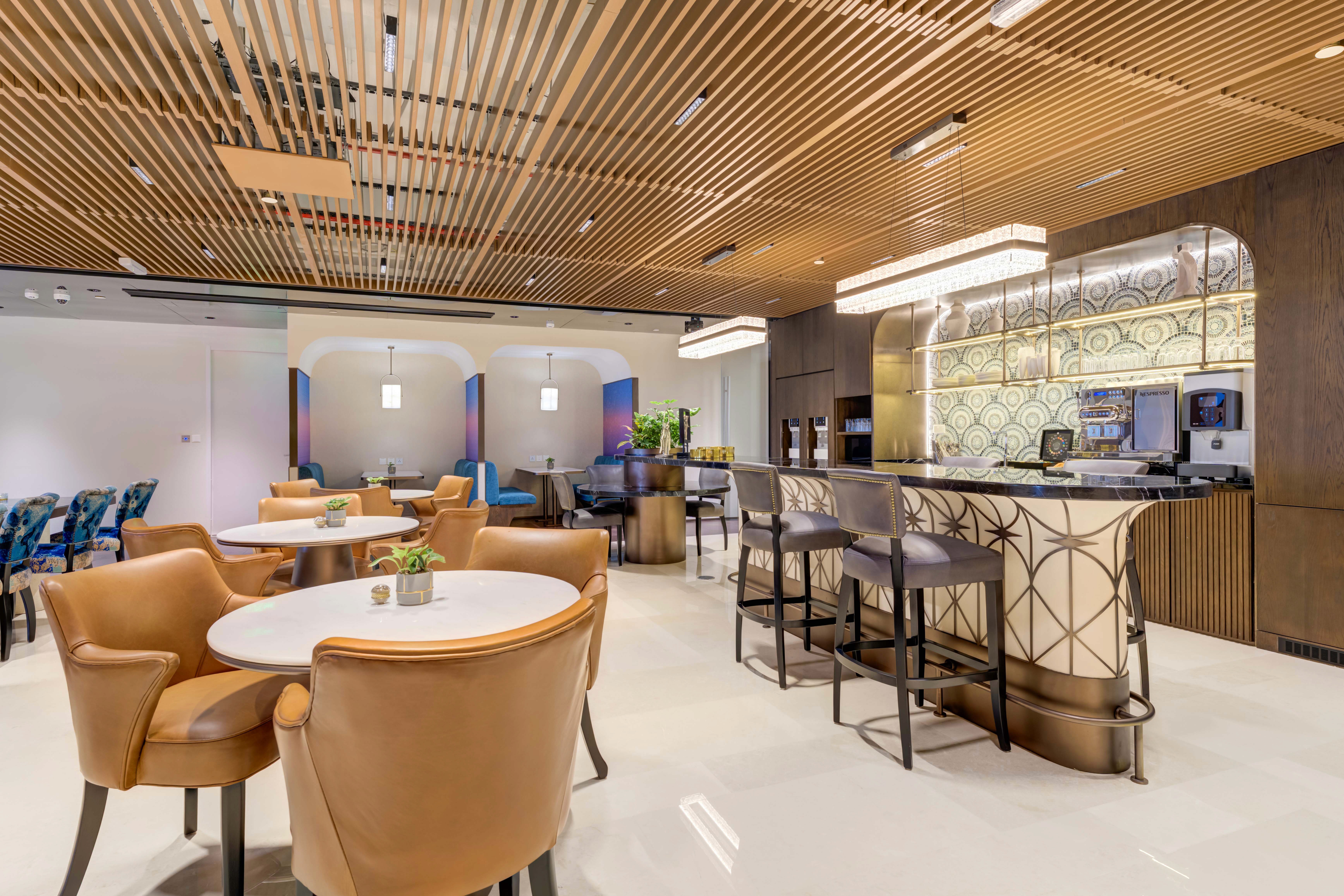 صالة استقبال ومقهى أنيق في مركز أعمال، جزء من المرافق المتاحة مع مكتب للايجار.