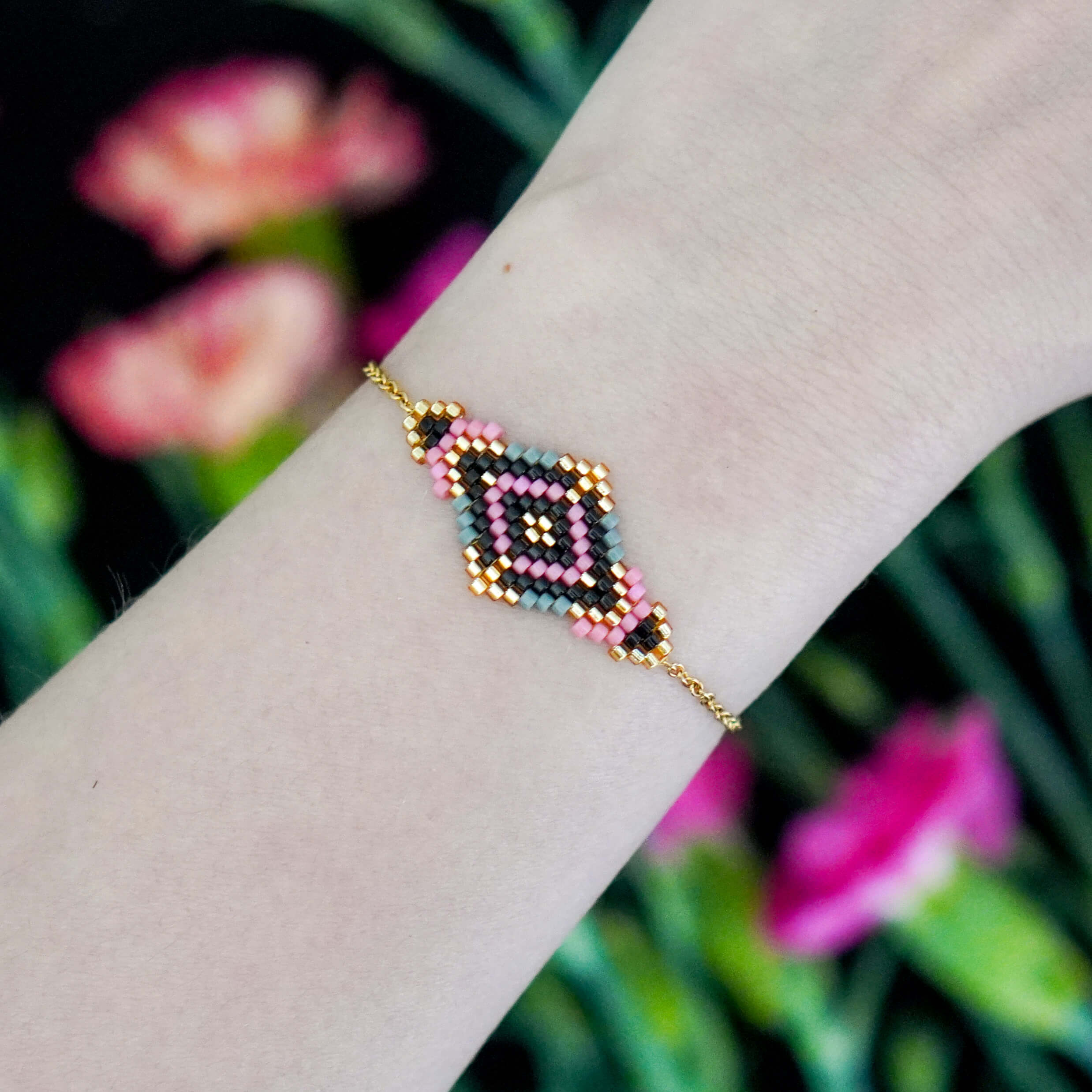 minimalistyczna bransoletka z koralików na łańcuszku na nadgarstku różowa szara