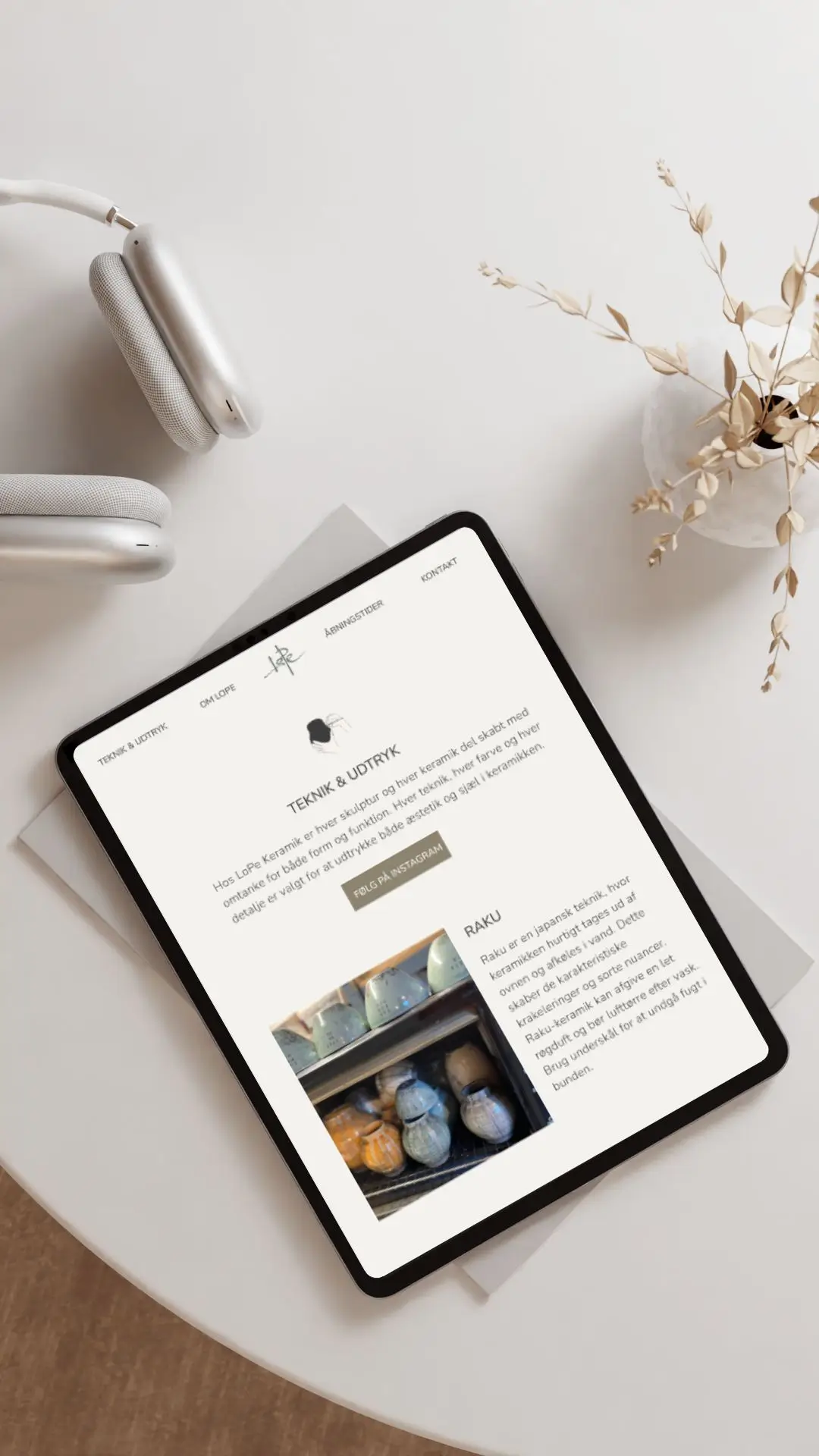 Tablet, der viser teknik og udtryk i keramik websitet, ligger på et bord