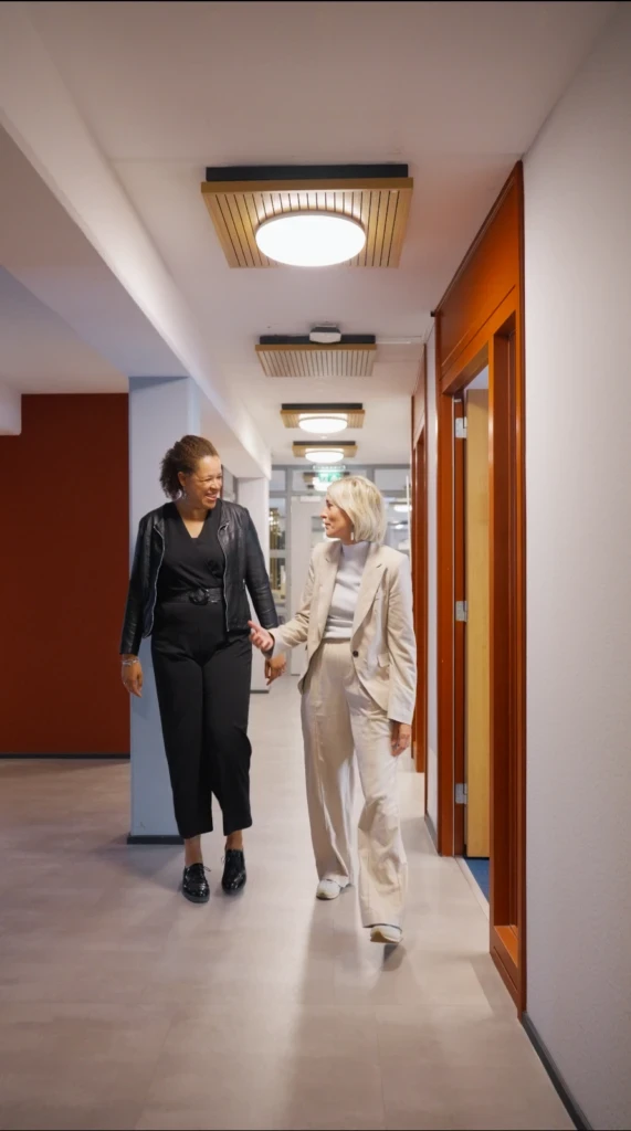 Twee HR-managers van Leger des Heils in de wandelgangen.