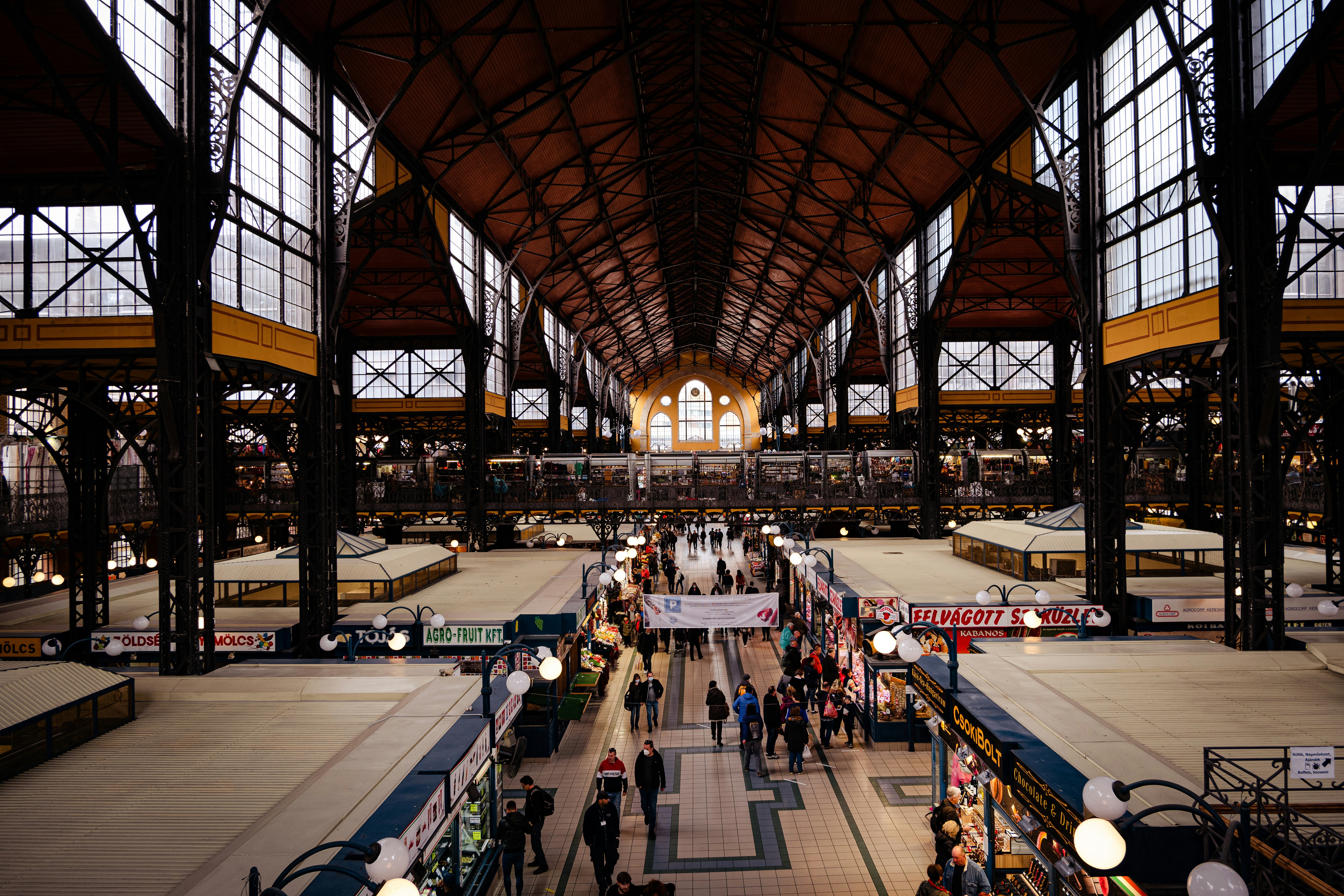 a train station filled with lots of people