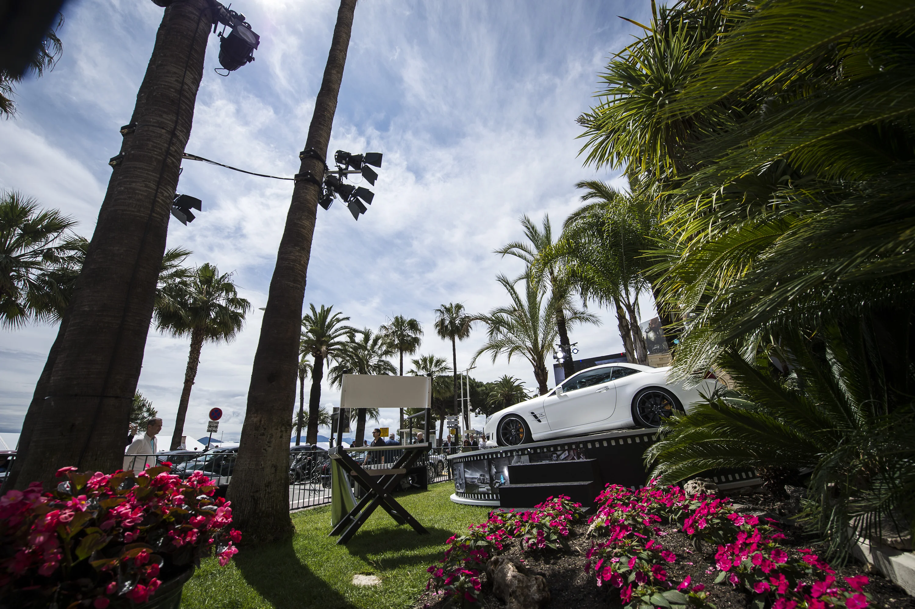 SL 63 AMG in weiß an der Strandpromenade beim Filmfestival in Cannes, 2012