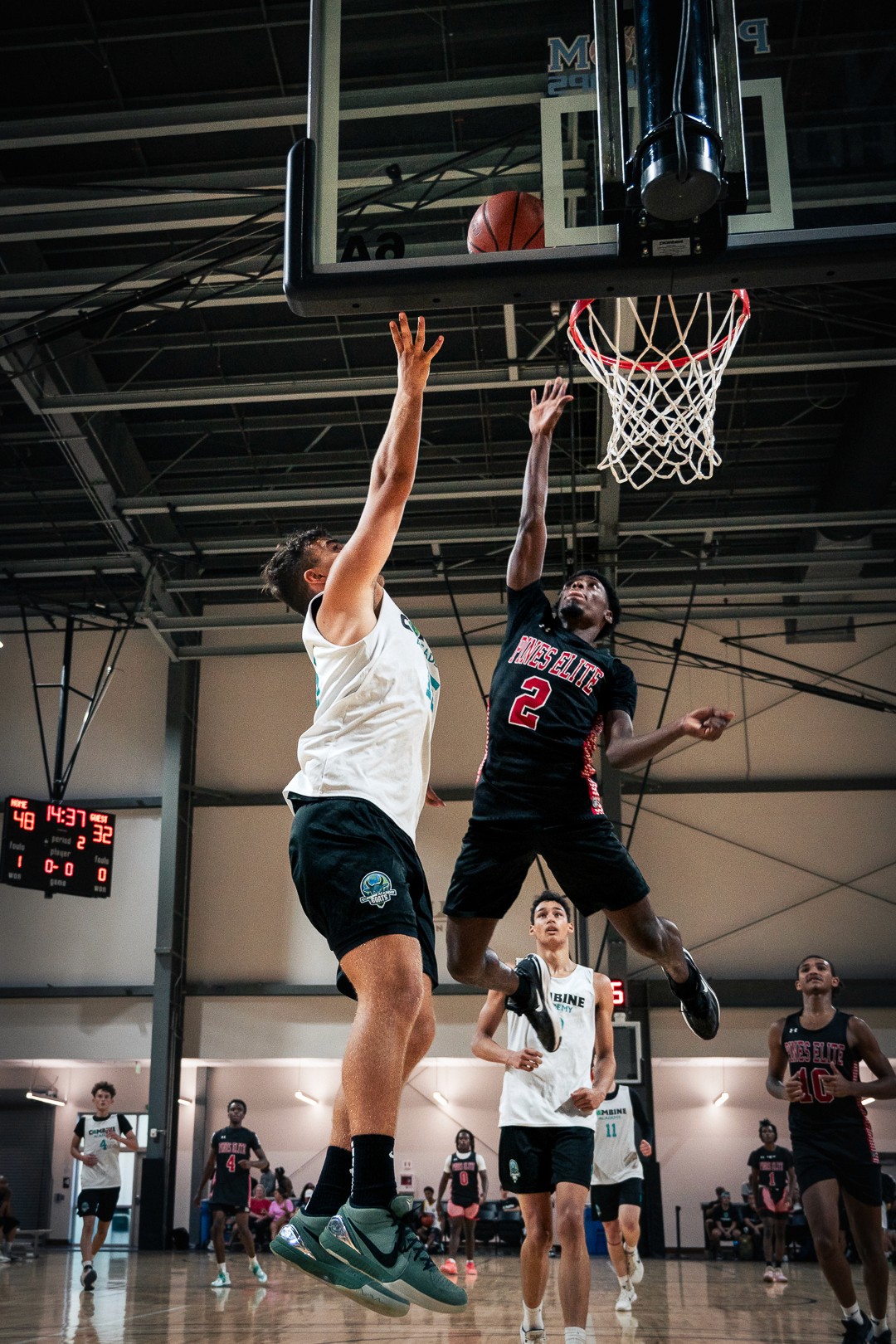 Duel aérien sous le panier pendant un match du Combine Elite Basketball Camp.