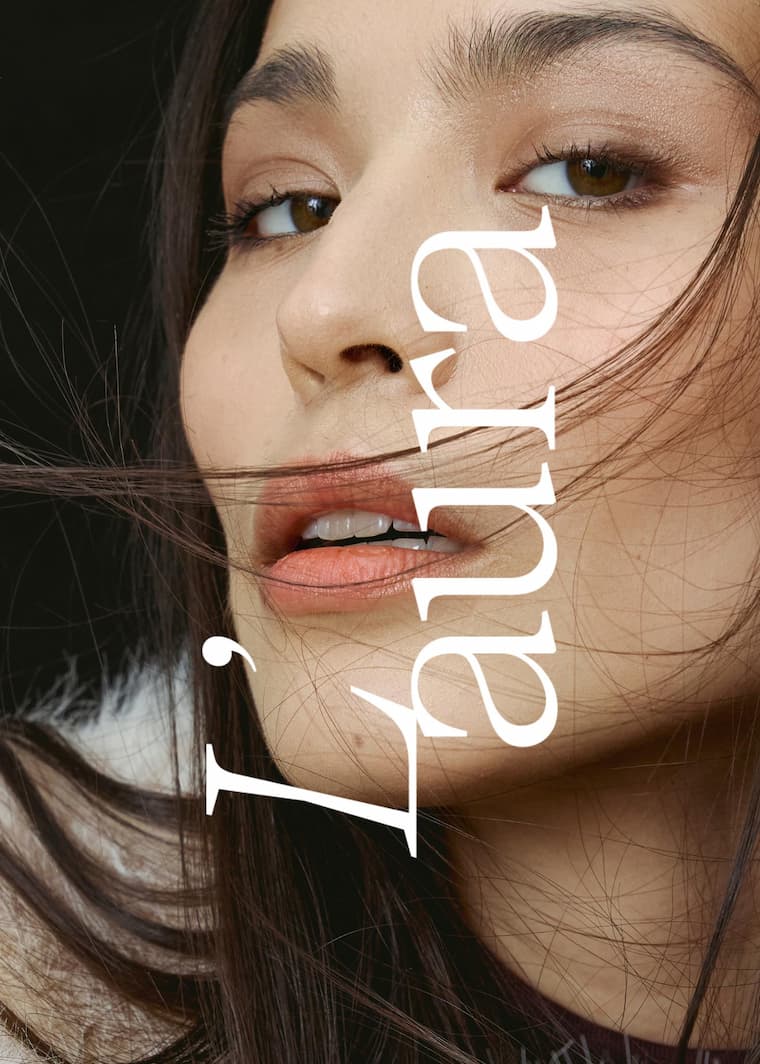 Portrait rapproché d’une femme, cheveux au vent, en lumière naturelle