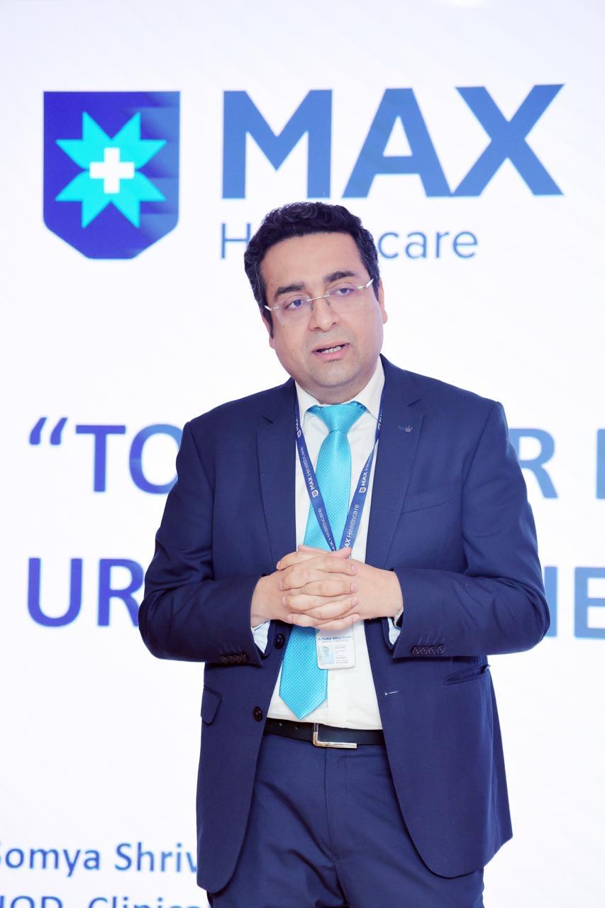 Dr. Tushar Aditya Narain, Max Healthcare में, 500 से ज़्यादा सफल robotic surgeries का मील का पत्थर मना रहे हैं urologic oncology में।
