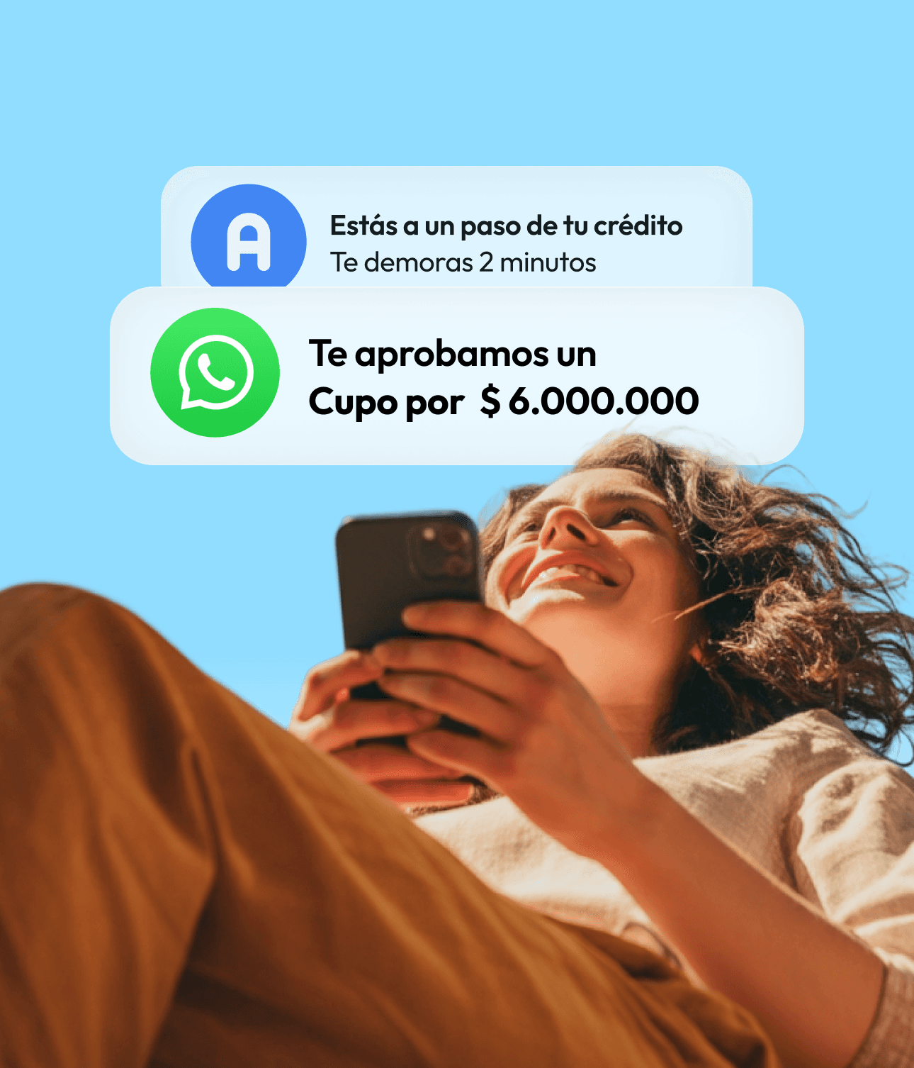 Mujer mirando al cielo aplicando crédito Addi en minutos