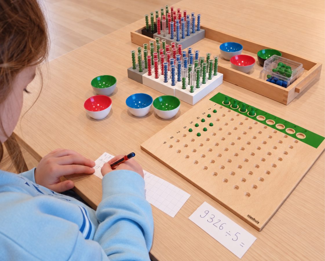 Enfant effectuant une division avec le matériel des tubes