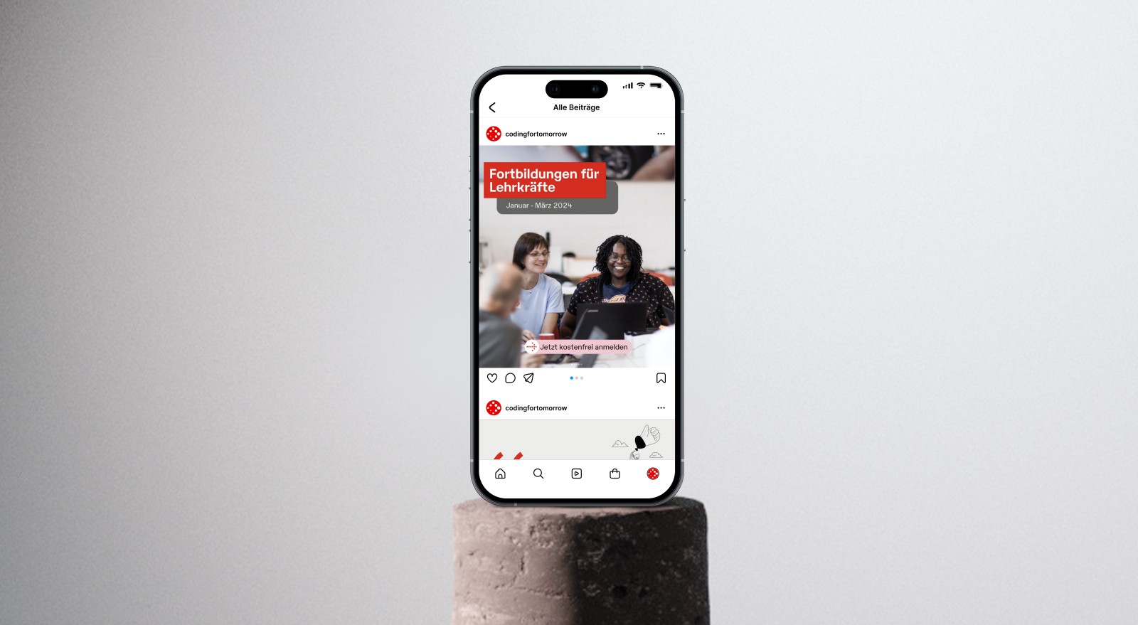 Smartphone auf einem Sockel zeigt einen Instagram Feed.