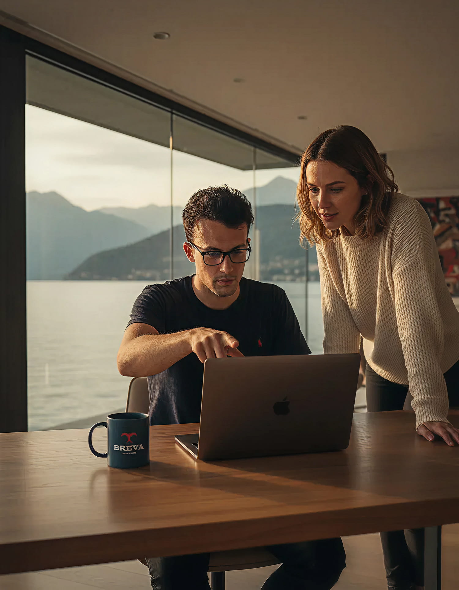 property manager indica sullo schermo un processo di automizzazione attraverso AI per il rendimento di un appartamento sul lago di como