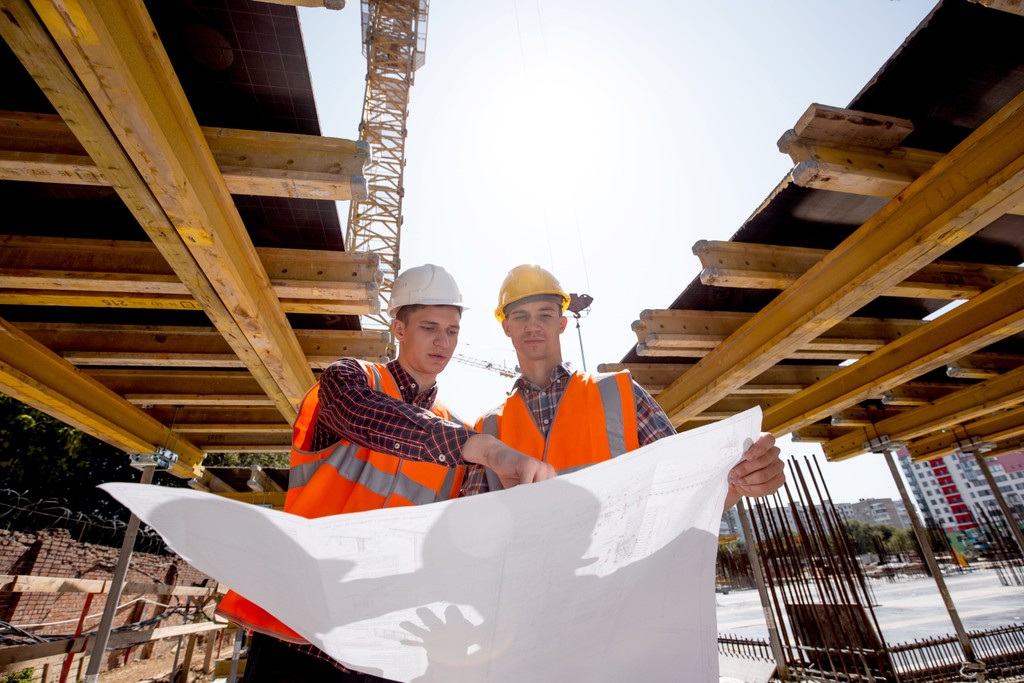dois engenheiros trabalhando em uma construcao