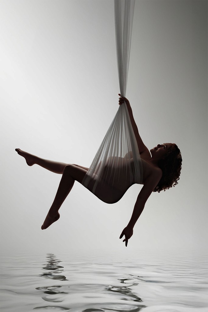 Maternity photoshoot on swing artistic and dreamy setup.