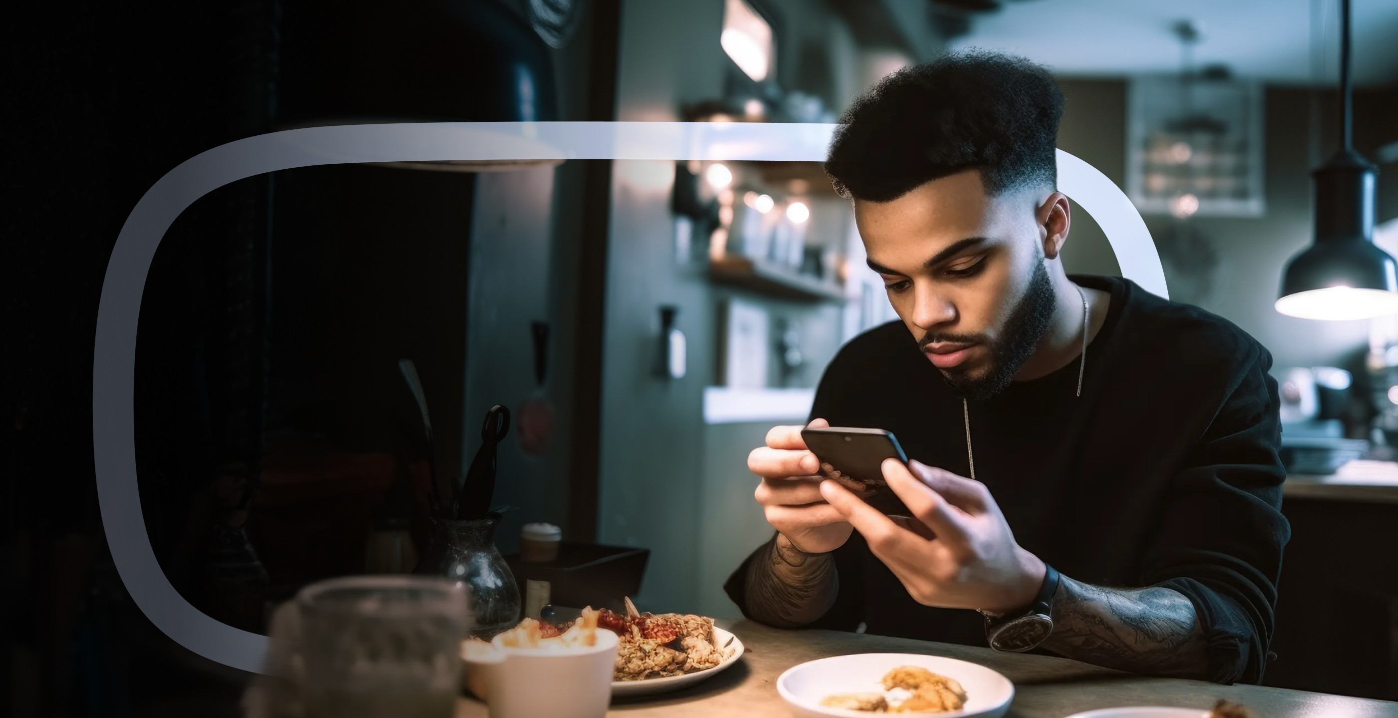 Gérant de franchise consultant son smartphone dans l'un de ses établissements