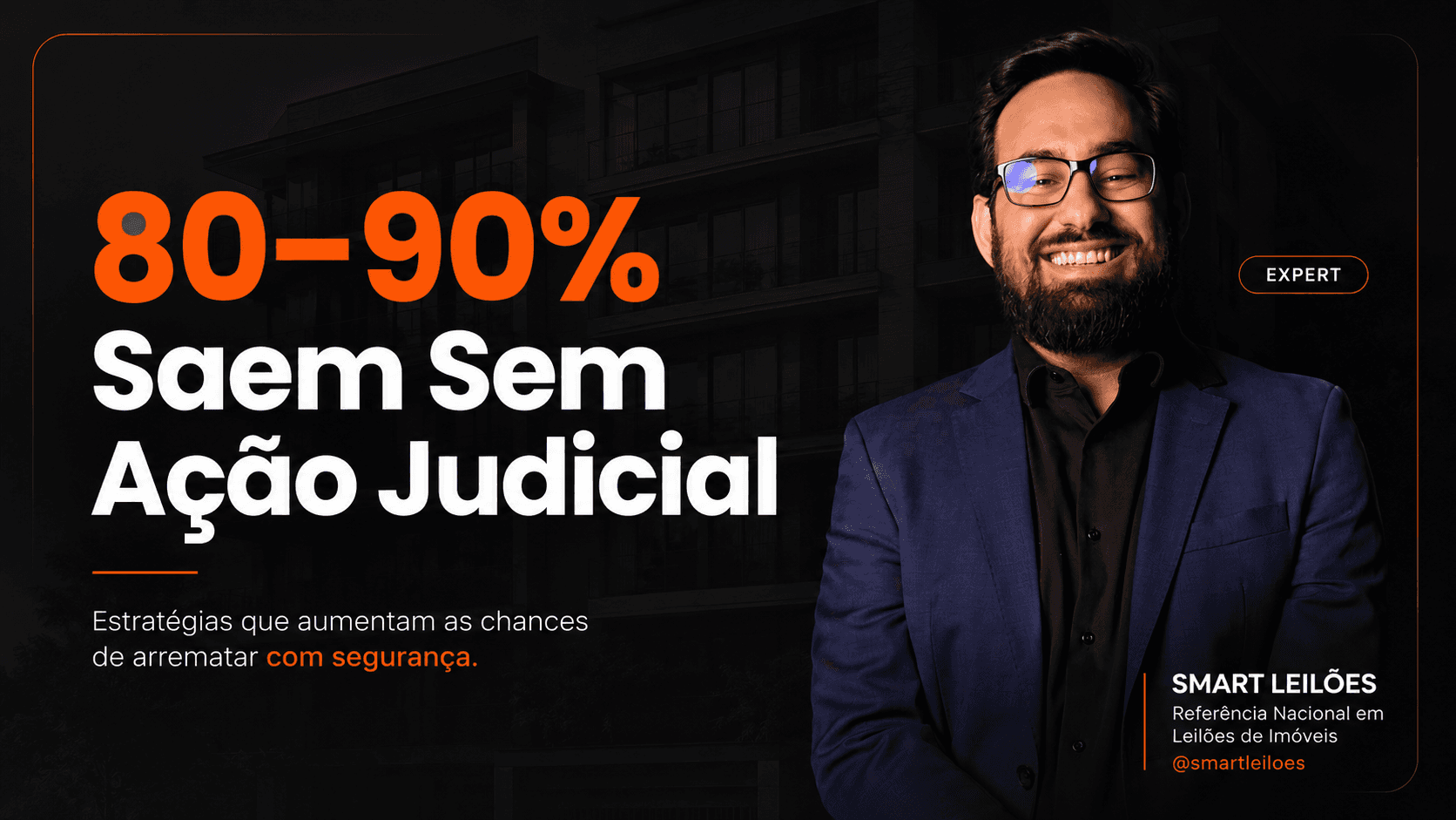 Card promocional da Smart Leilões com fundo escuro de fachada residencial e destaque em laranja para “80–90%”. À esquerda, o texto “Saem Sem Ação Judicial” informa que a maioria dos casos pode ser resolvida sem processo judicial. À direita, um expert sorridente aparece de blazer azul e camisa preta, com selo “EXPERT” e assinatura “Smart Leilões — Referência Nacional em Leilões de Imóveis”.