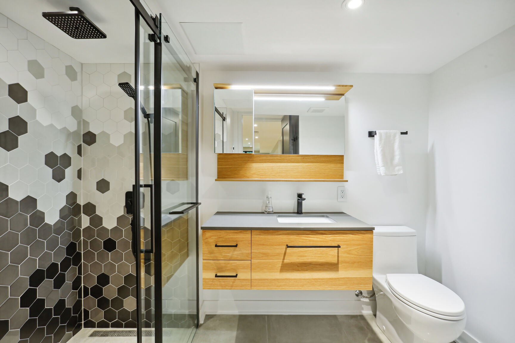 Première salle de bain niveau jardin.