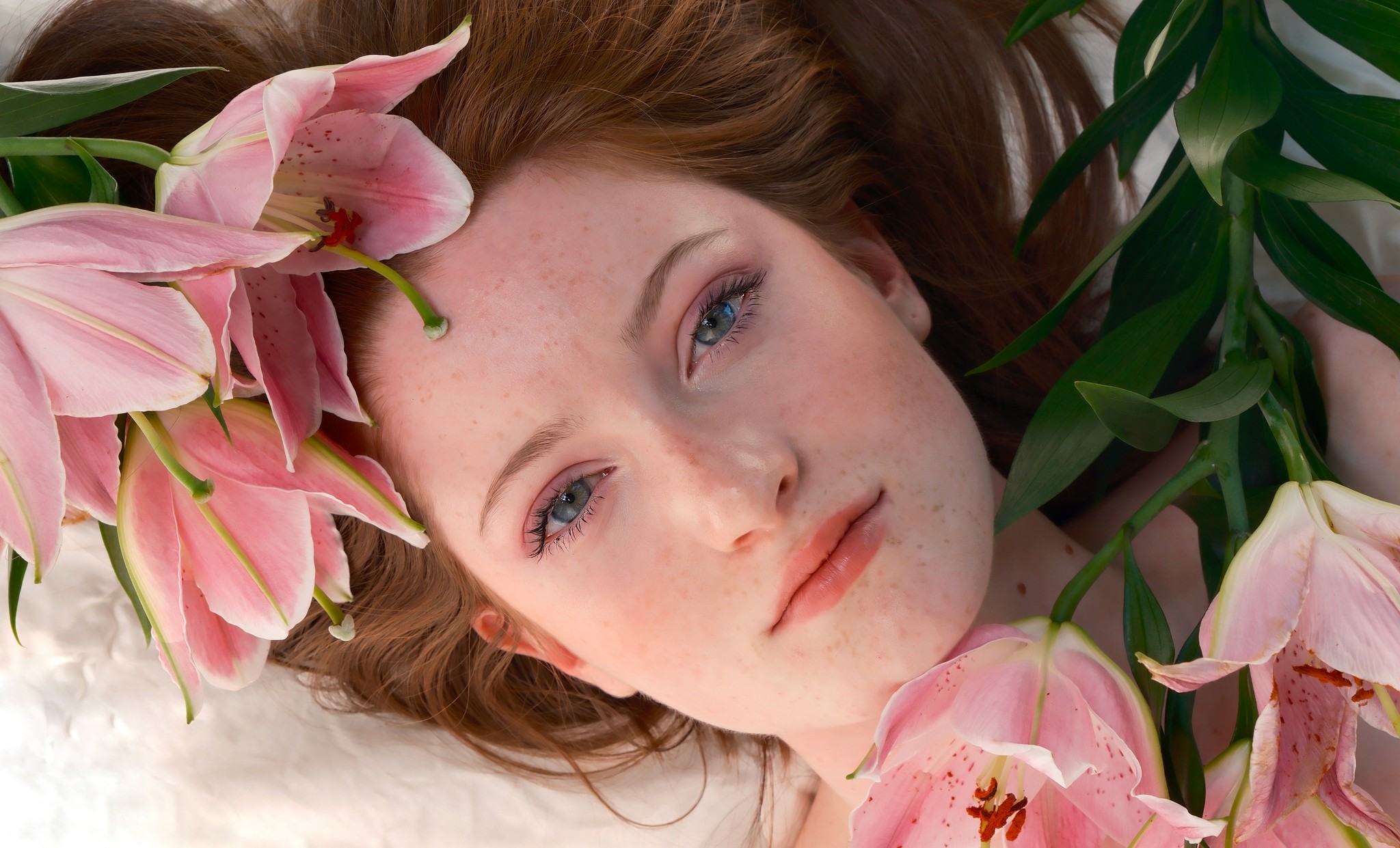 FEMME ÉTENDUE SUR LA PLAGE SENSUELLE