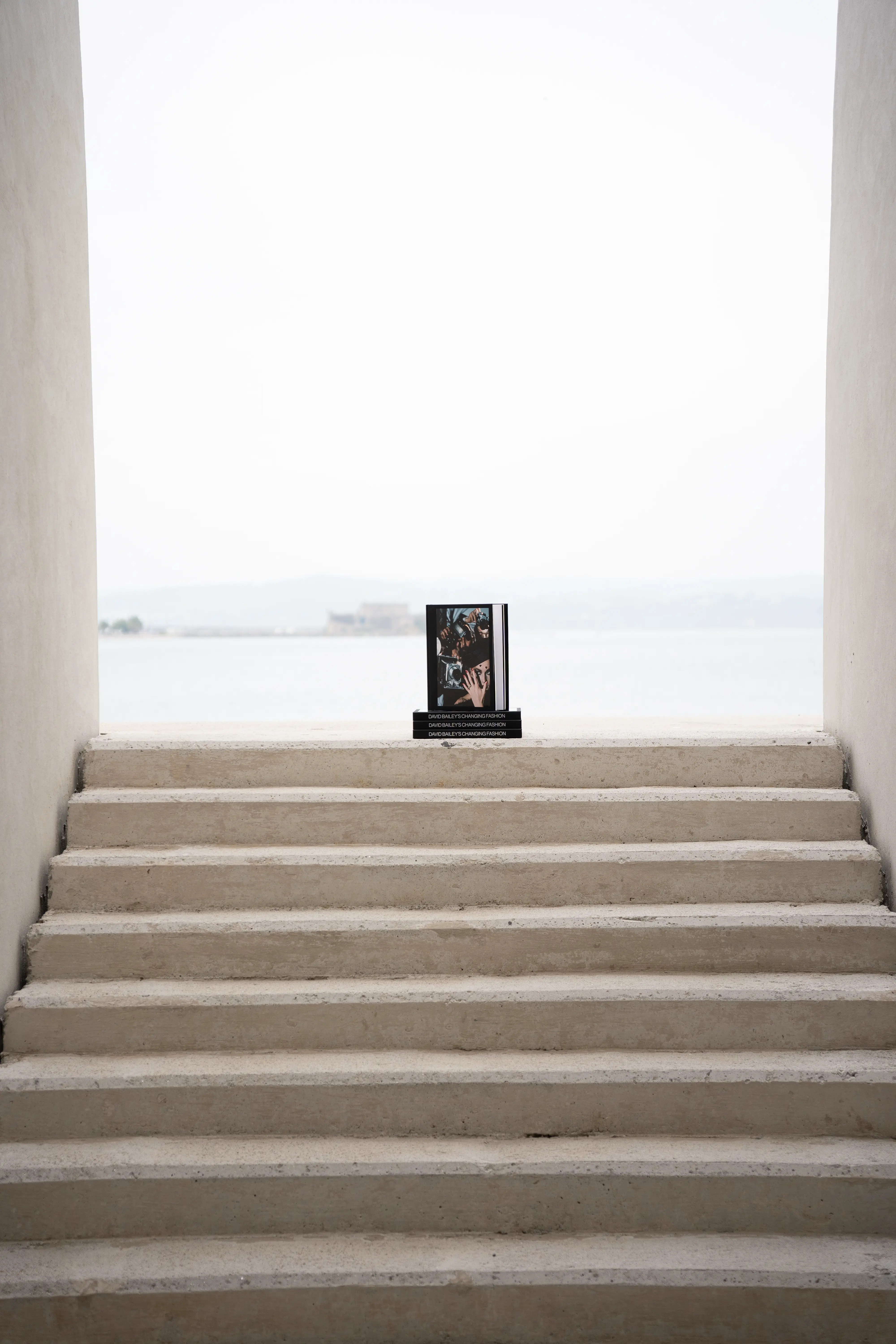 Libro de la exposicion sobre escaleras que dan al mar