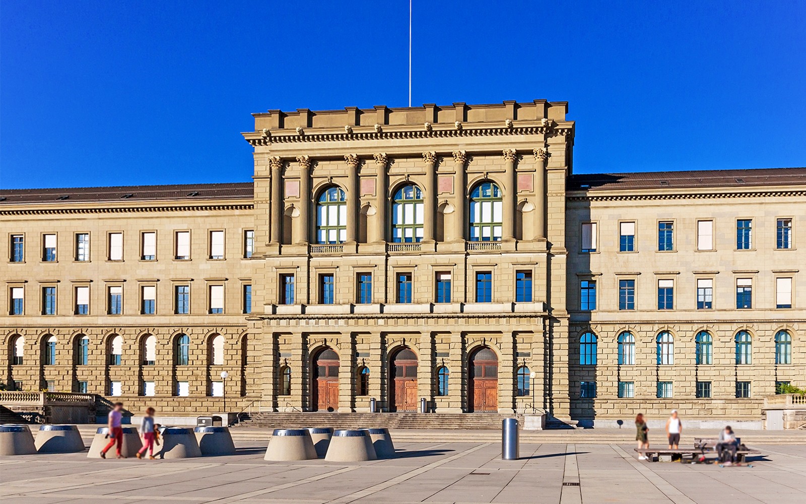 ETH Zürichs huvudbyggnadens fasad en solig dag under 'The Best of Zürich City Tour'.