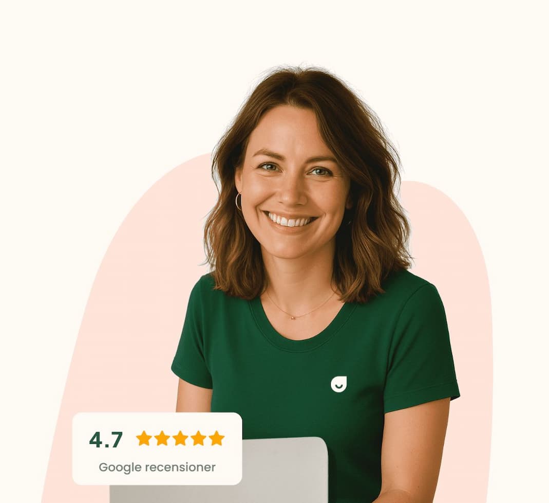 En leende kvinna med axellångt brunt hår och grön t-shirt sitter framför en ljus bakgrund. En grafik visar en 4,7-stjärnig Google-recension i det nedre vänstra hörnet