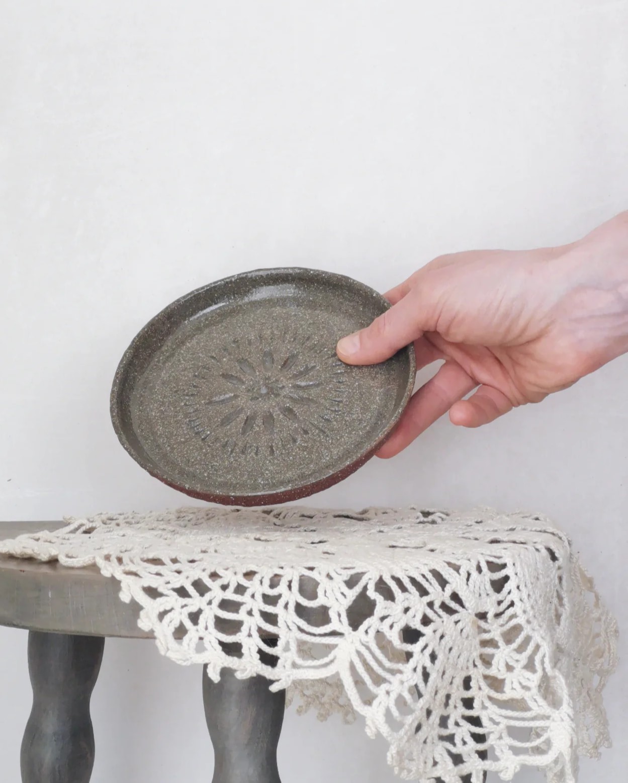 Assiette en grès artisanale à motif floral gravé, émail gris. Céramique fait main Piriac