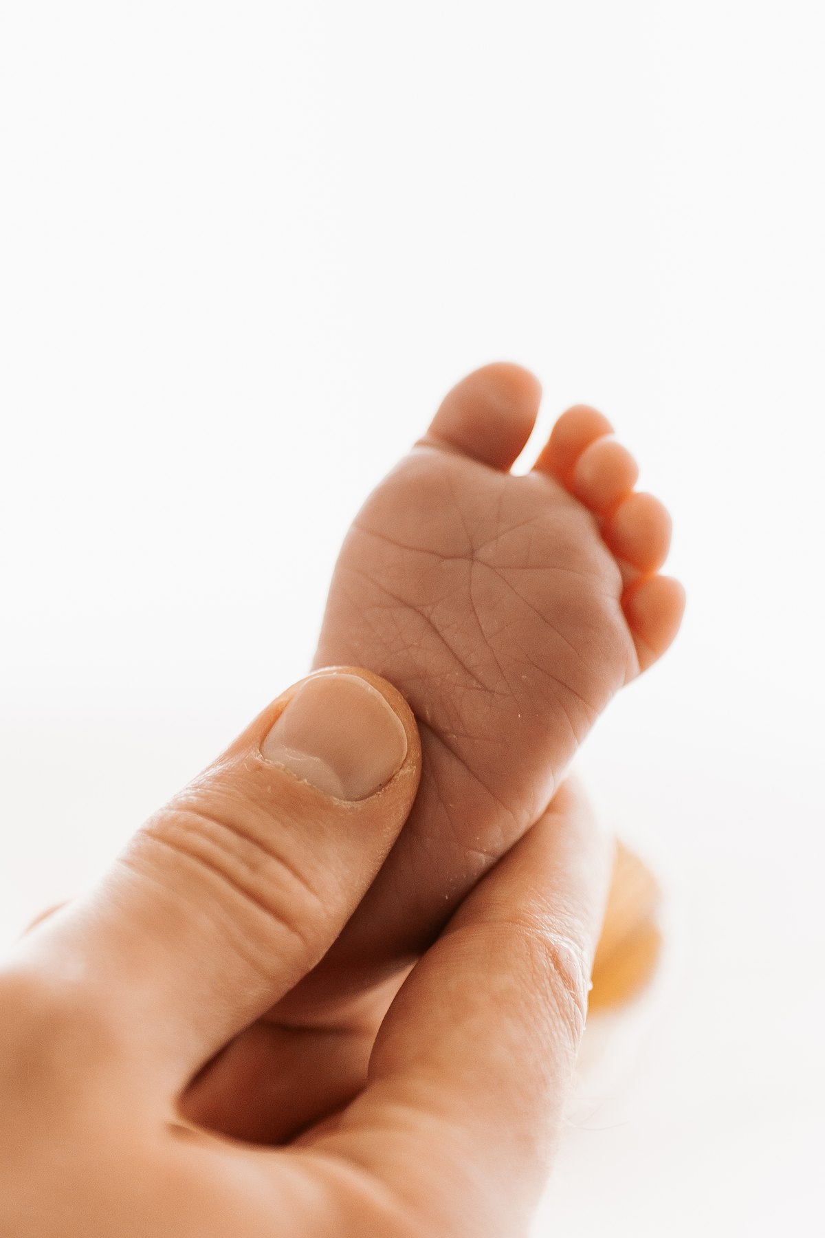 Babyfüßchen in der Hand der Mutter