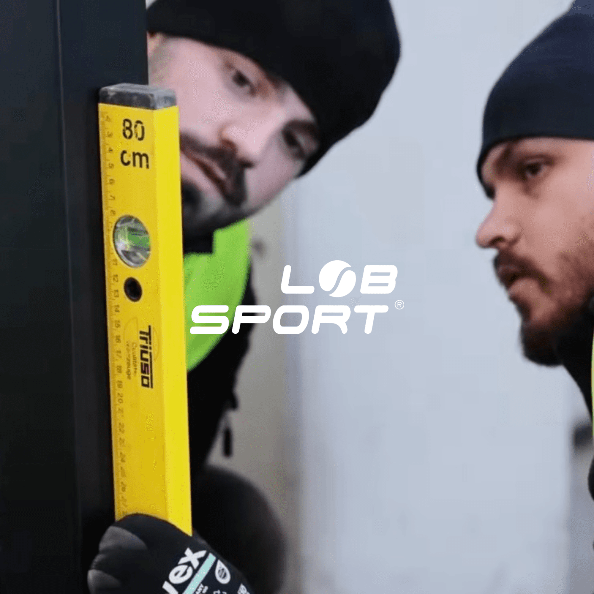 Aufnahme vom Bau eines Padel Courts während Umsetzung mit Lob Sport-Logo