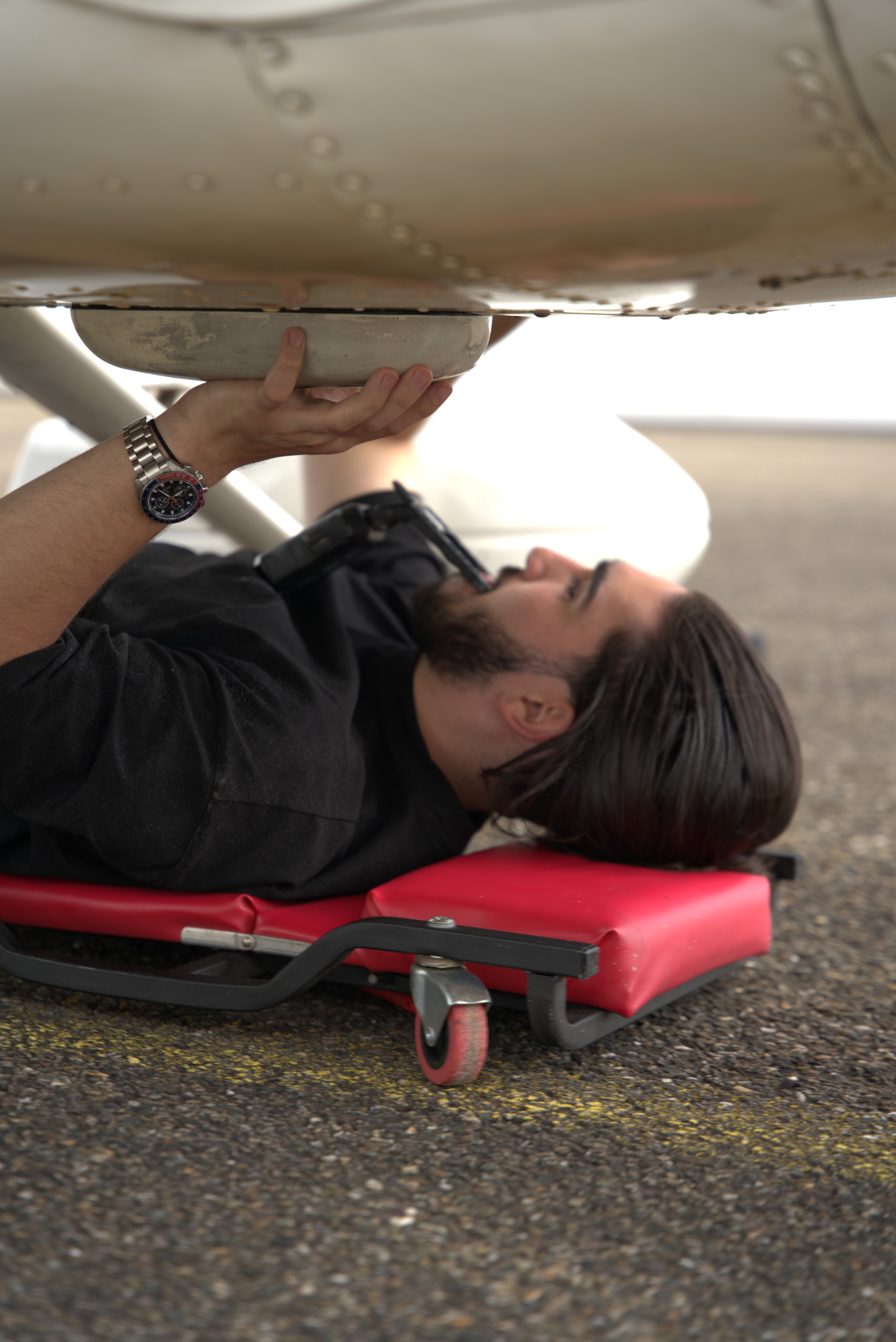Professionele schimmelbehandeling waarbij een detailer schimmel en vochtproblemen verwijdert onder een voertuig voor een hygiënische, frisse afwerking.