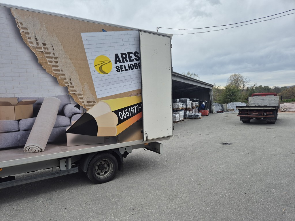 Kamion Ares Selidbe parkiran u skladištu tokom utovara robe, profesionalne selidbe i transport.