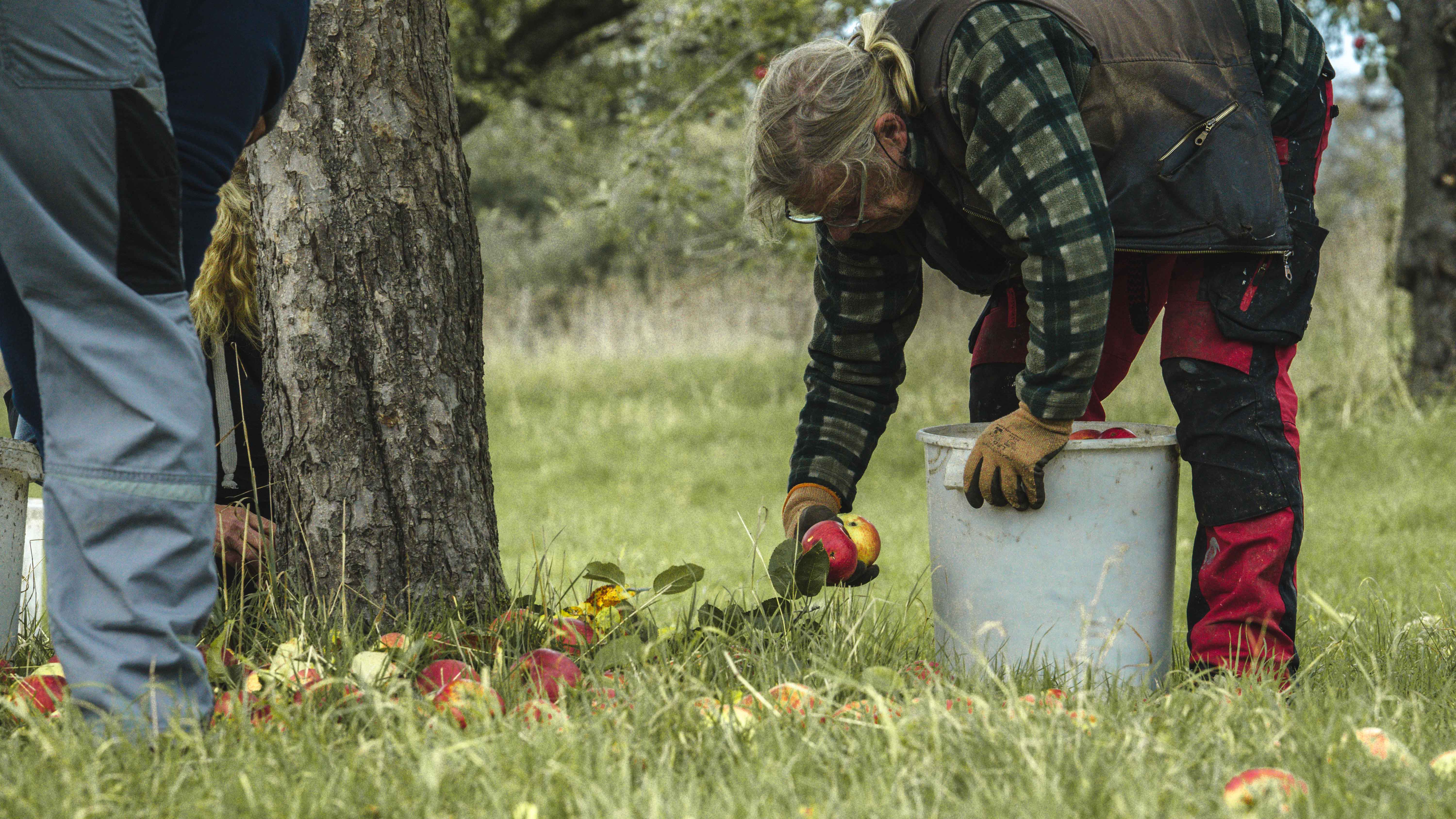 A man standing with Sufboard