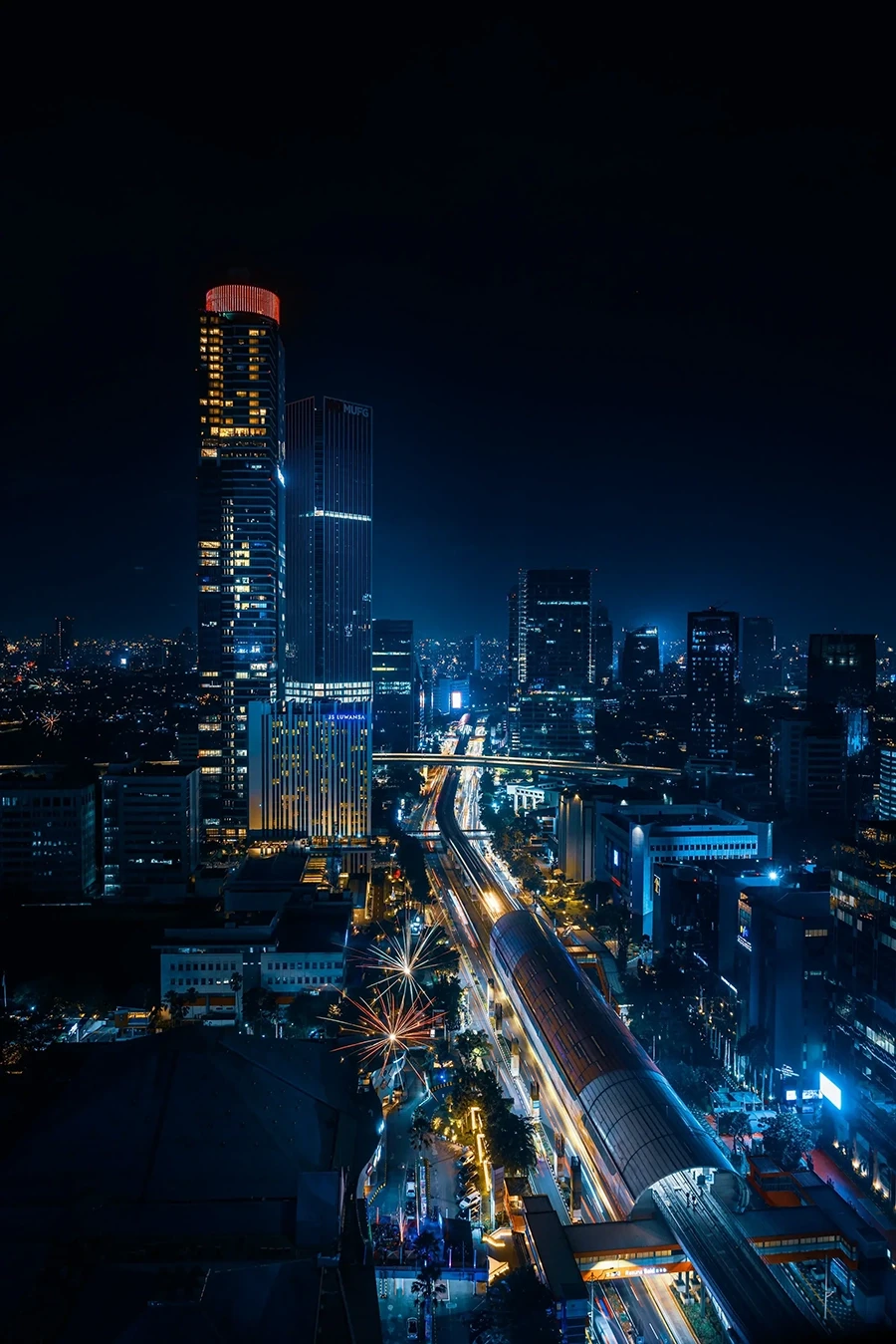 Bild der Skyline bei Nacht.