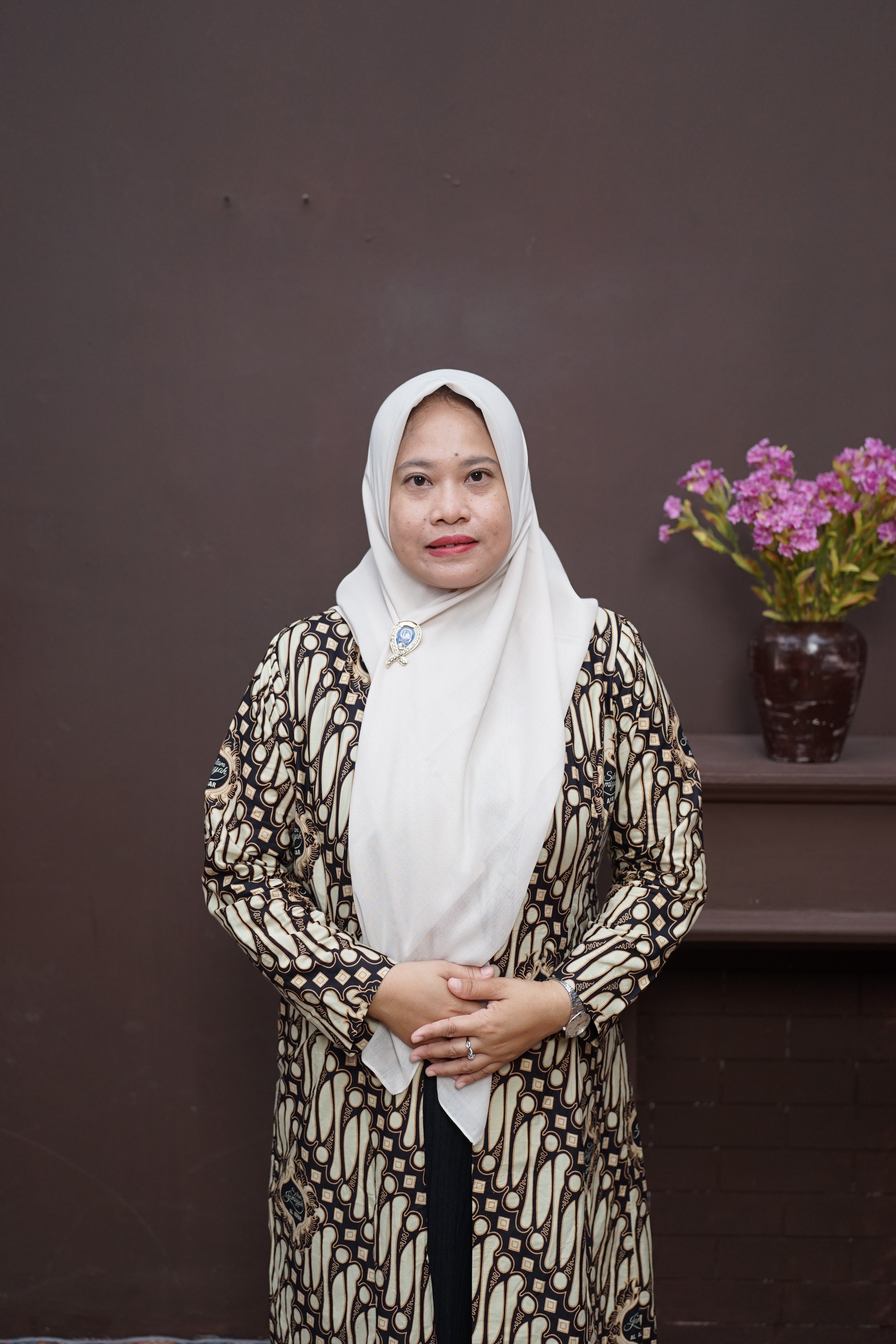 woman in black abaya