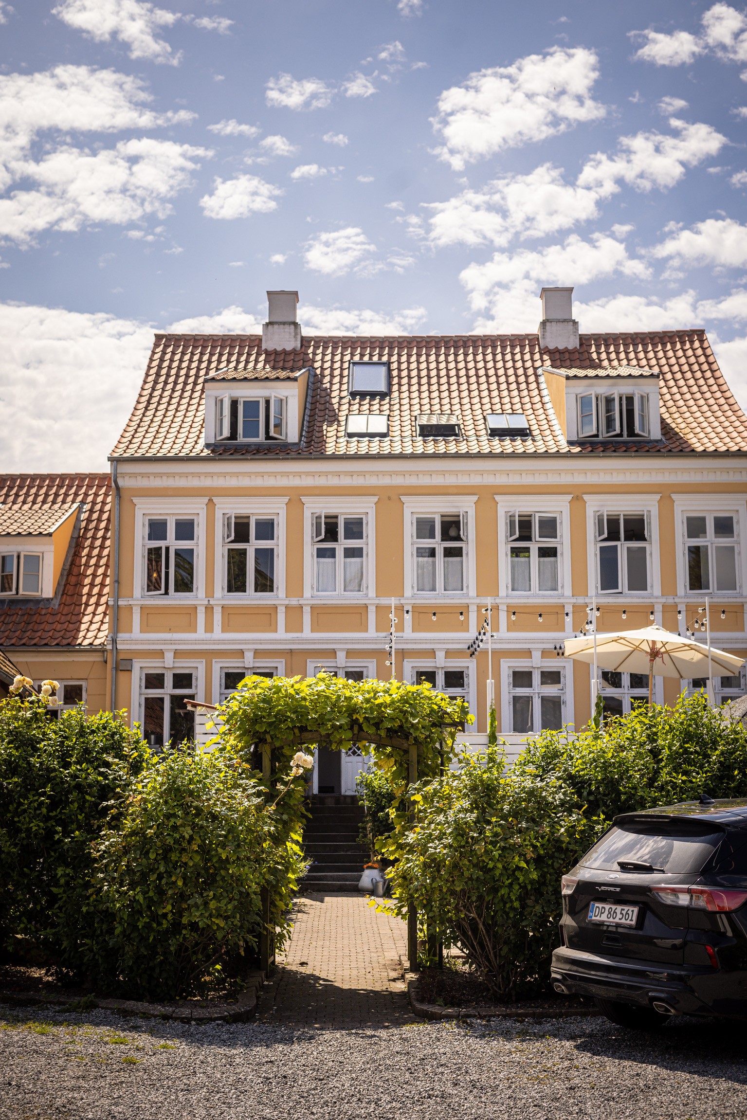 Arnfeldt house exterior and garden in Ærøskøbing