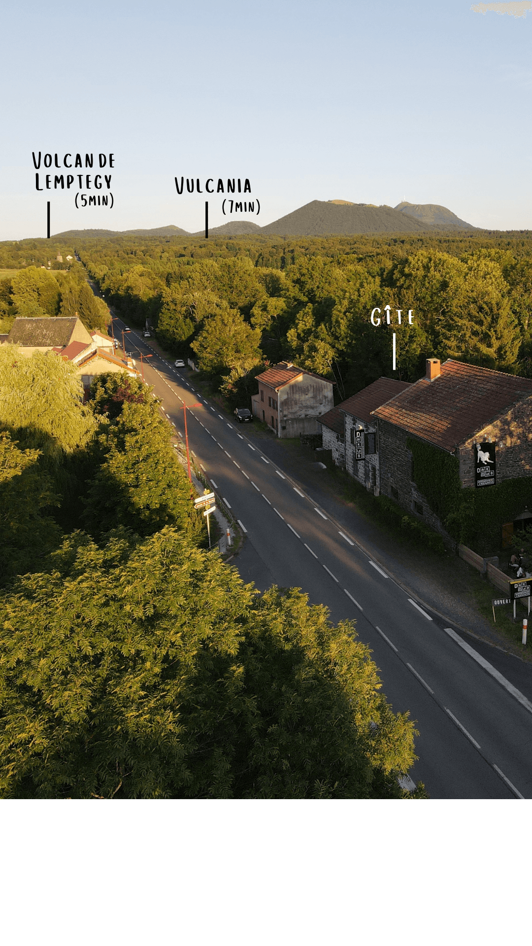 vue drone de l'emplacement du gîte proche de vulcania et du volcan de lemptégy