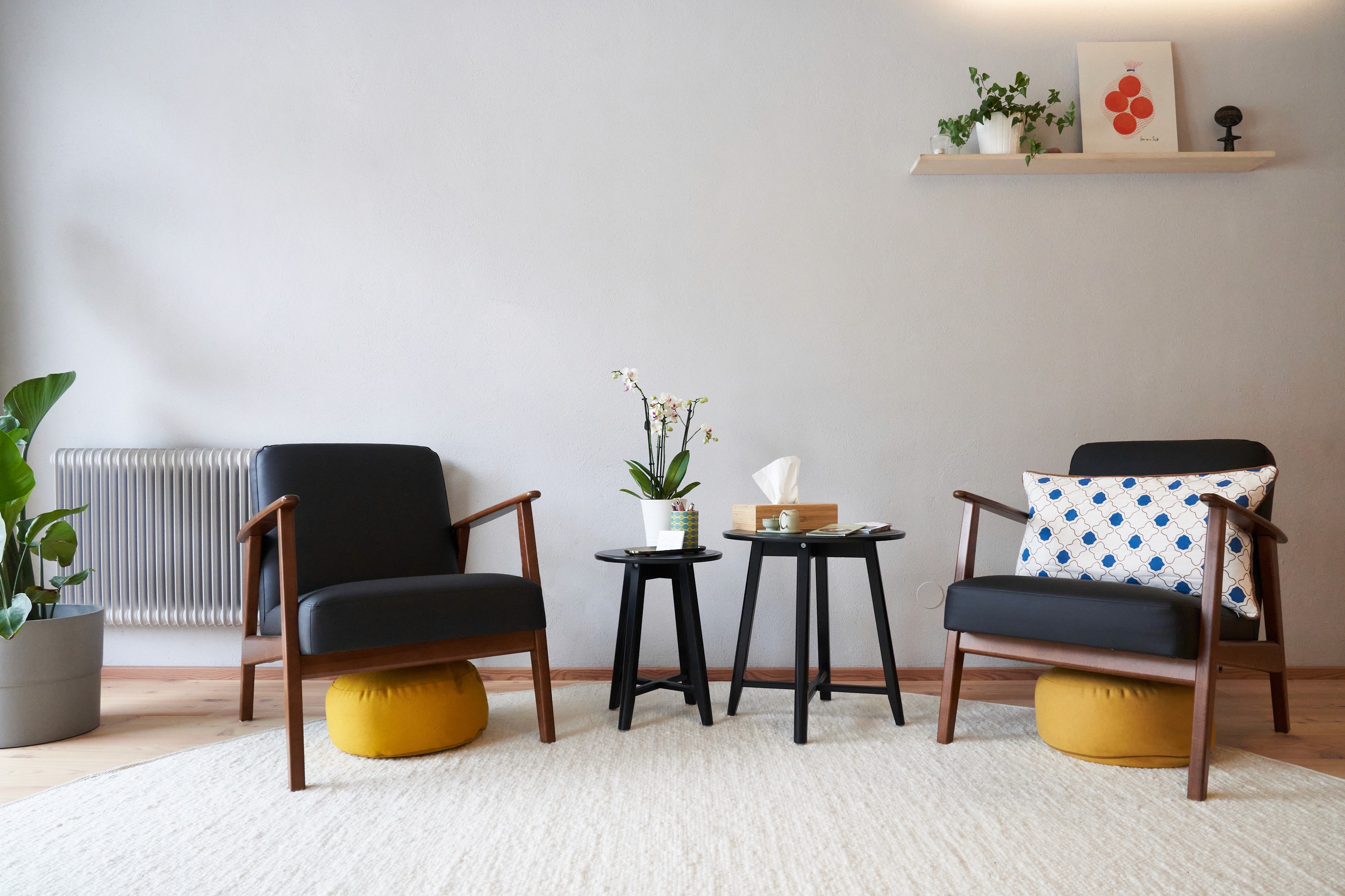 therpieraum stühle tischchen blumen polster bild