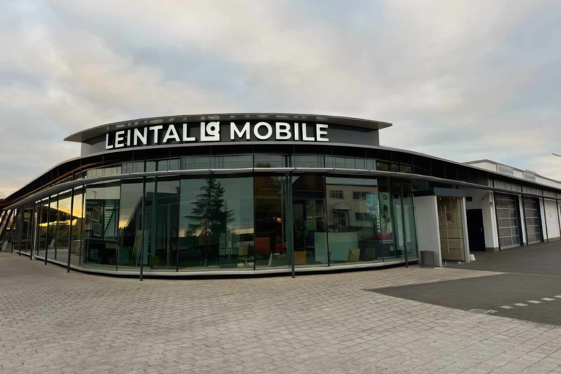 Das Autohaus Leintal Mobile mit einer großen weißen Leuchtreklame über dem Autohaus