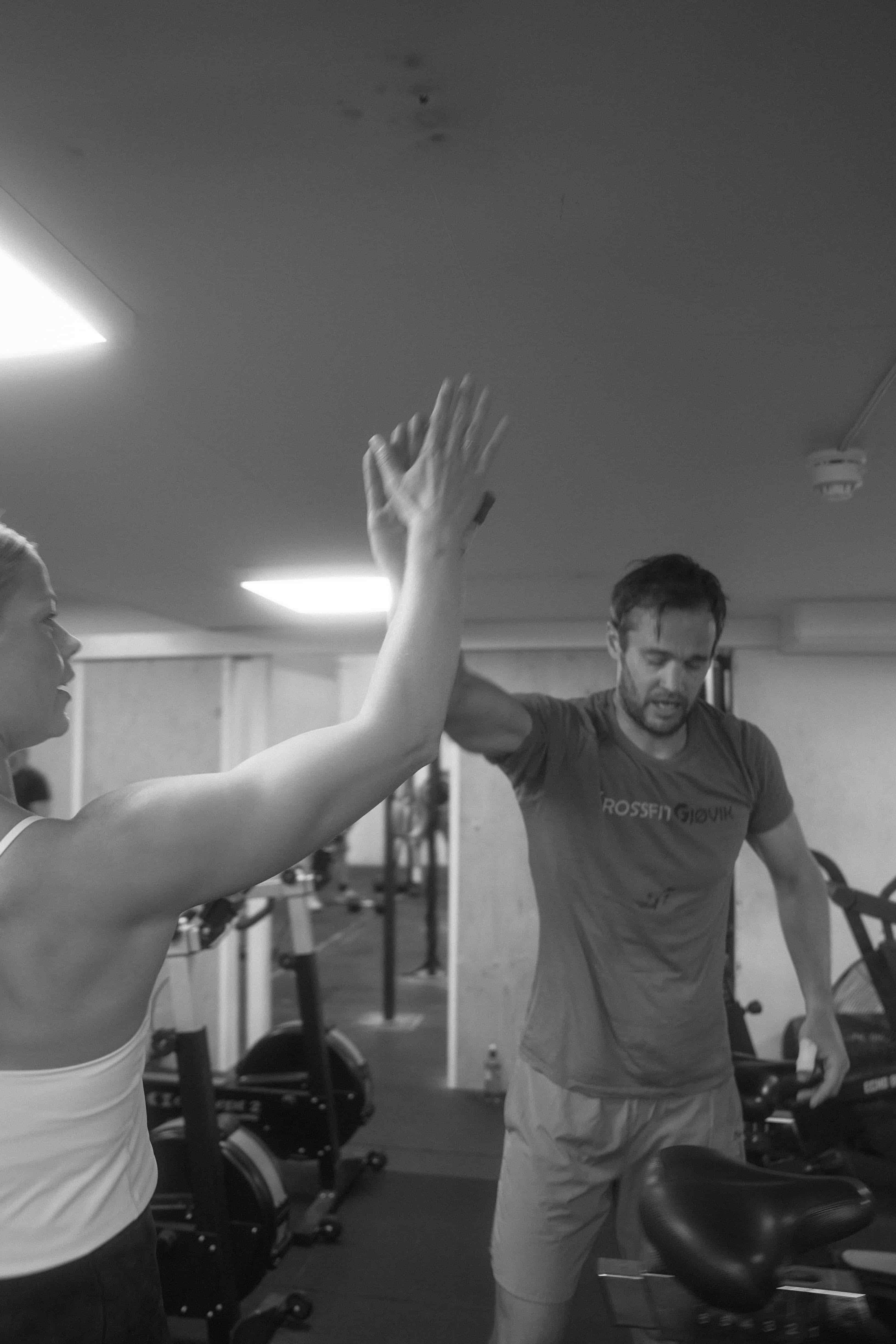 To personer gir "high five"
