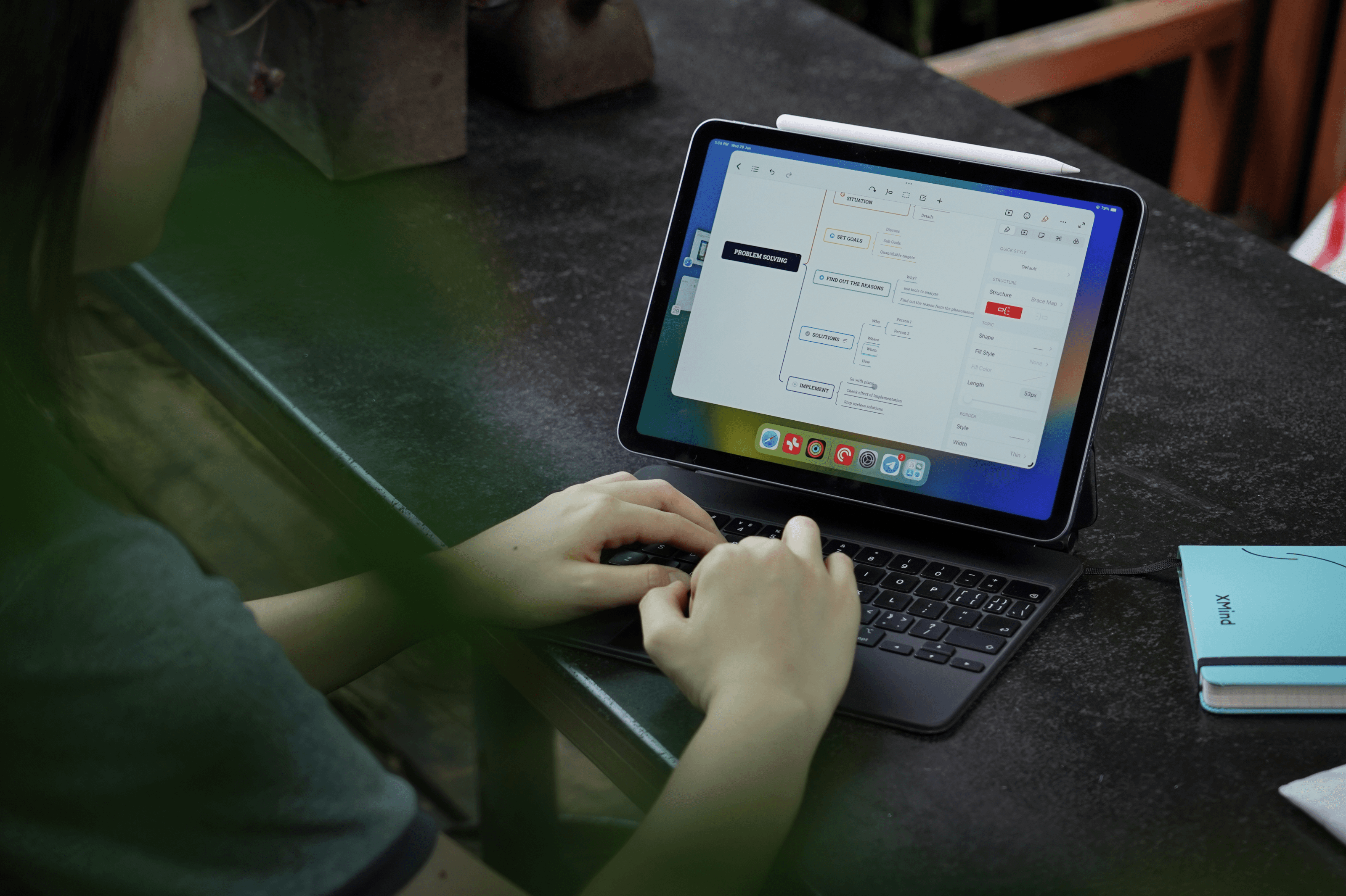 手握平板电脑工作