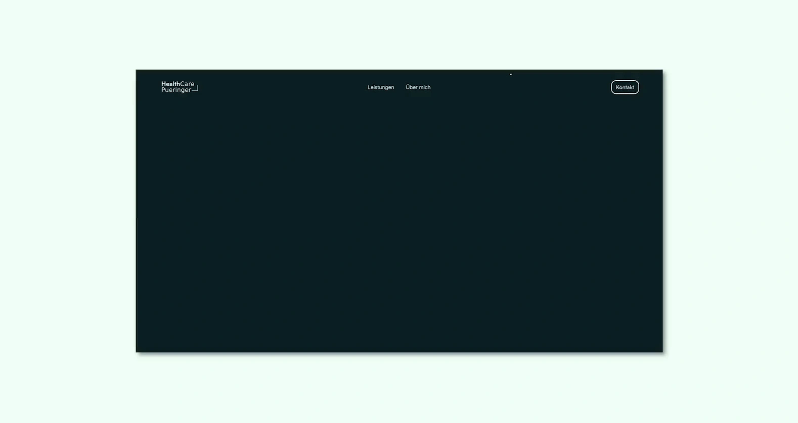 Ein Ausschnitt der Homepage von HealthCare Pueringer vor einem hellgrünen Hintergrund.