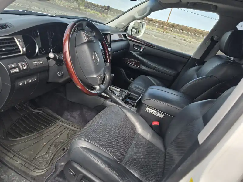 White Lexus LX570 for rent in Kona Big Island Hawaii