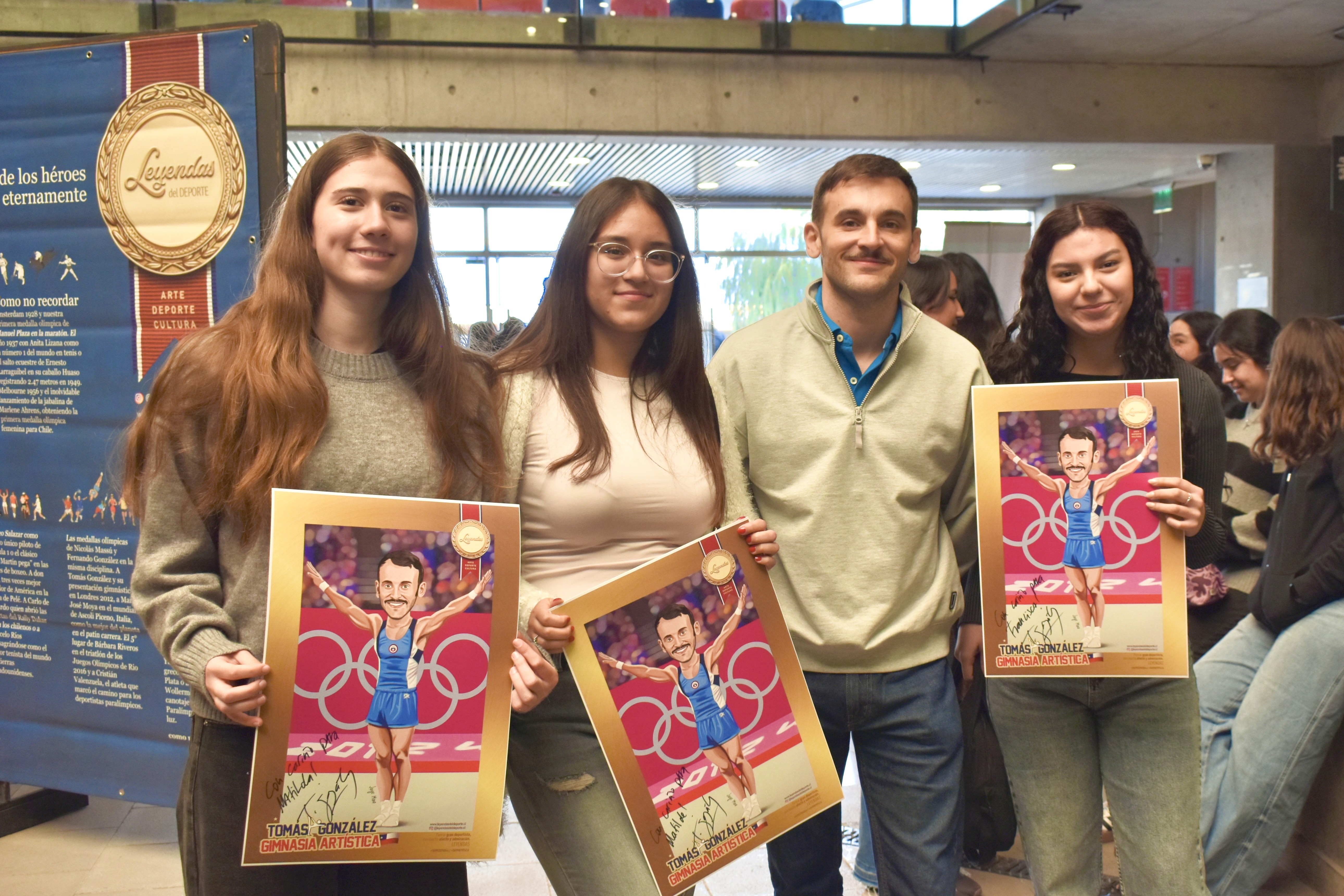 Tomás González regalando autógrafos en la exposición Leyendas del Deporte