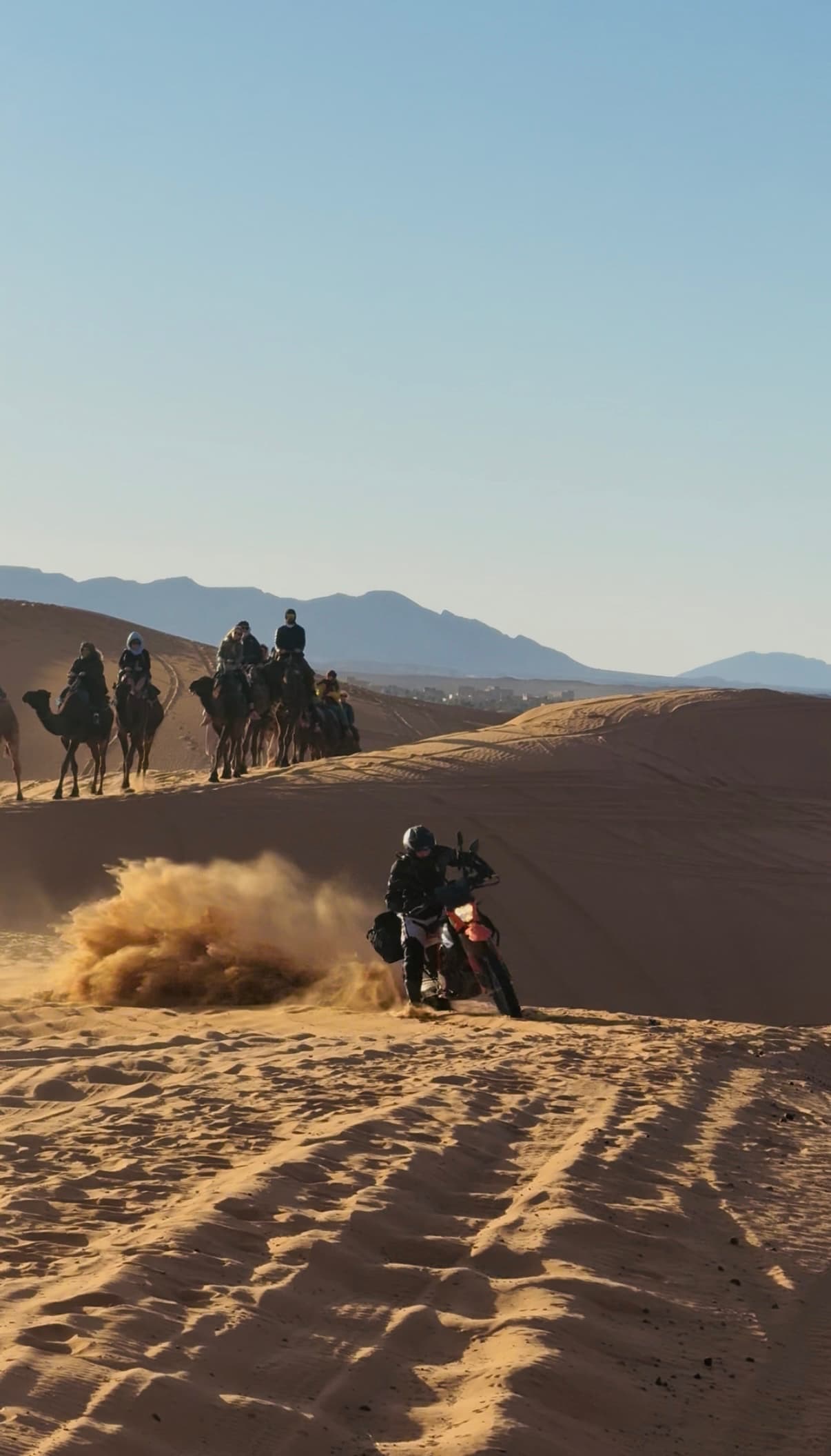 Эндуро мотоцикл едет вдоль побережья Испании на закате — тур Lepei.tours, свобода, море и приключение.