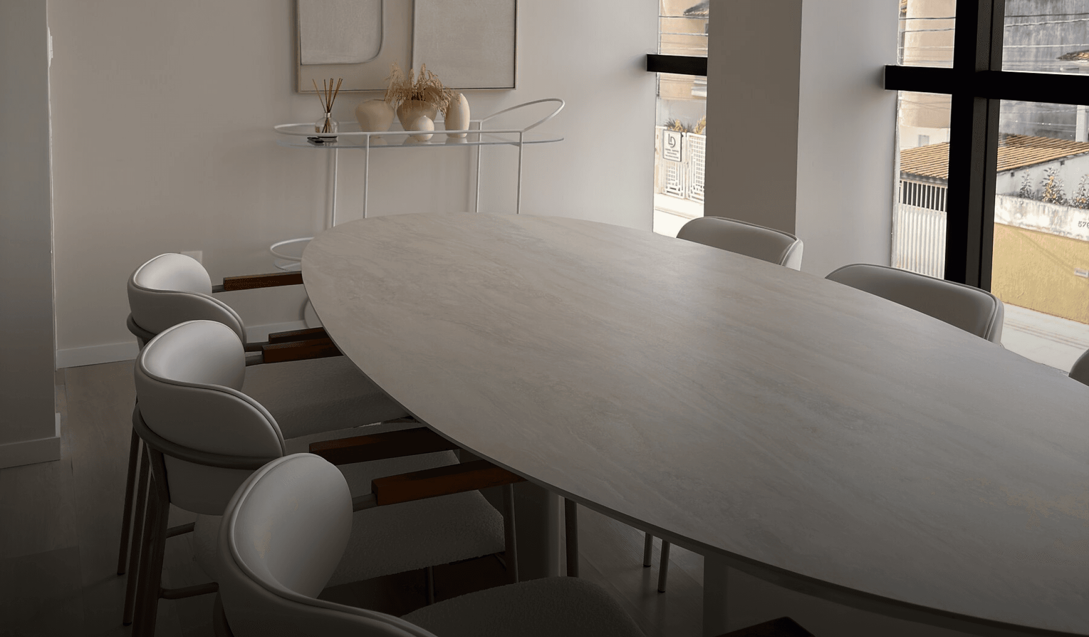 Mesa para reuniões e mentoria, ambiente confortável e aconchegante. 