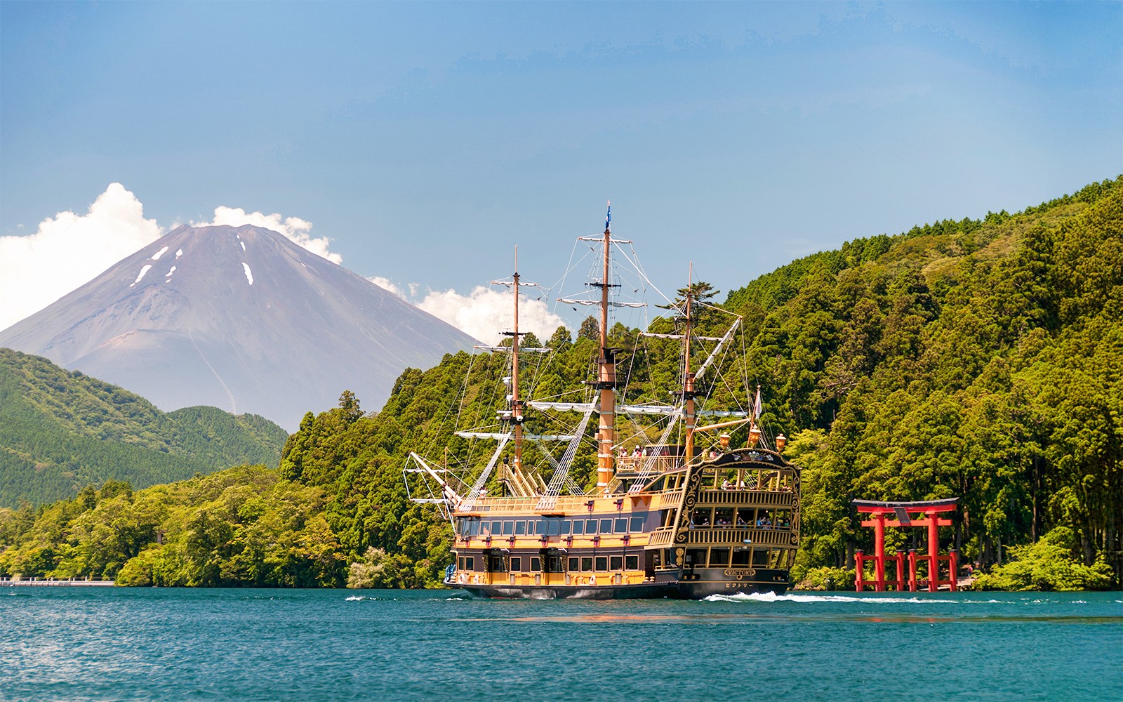 કામકુરામાં માઉન્ટ ફુজি જોવા માટે લેક અશી ઉપર સાંજના નિર્ધારણ ક્રૂઝ.