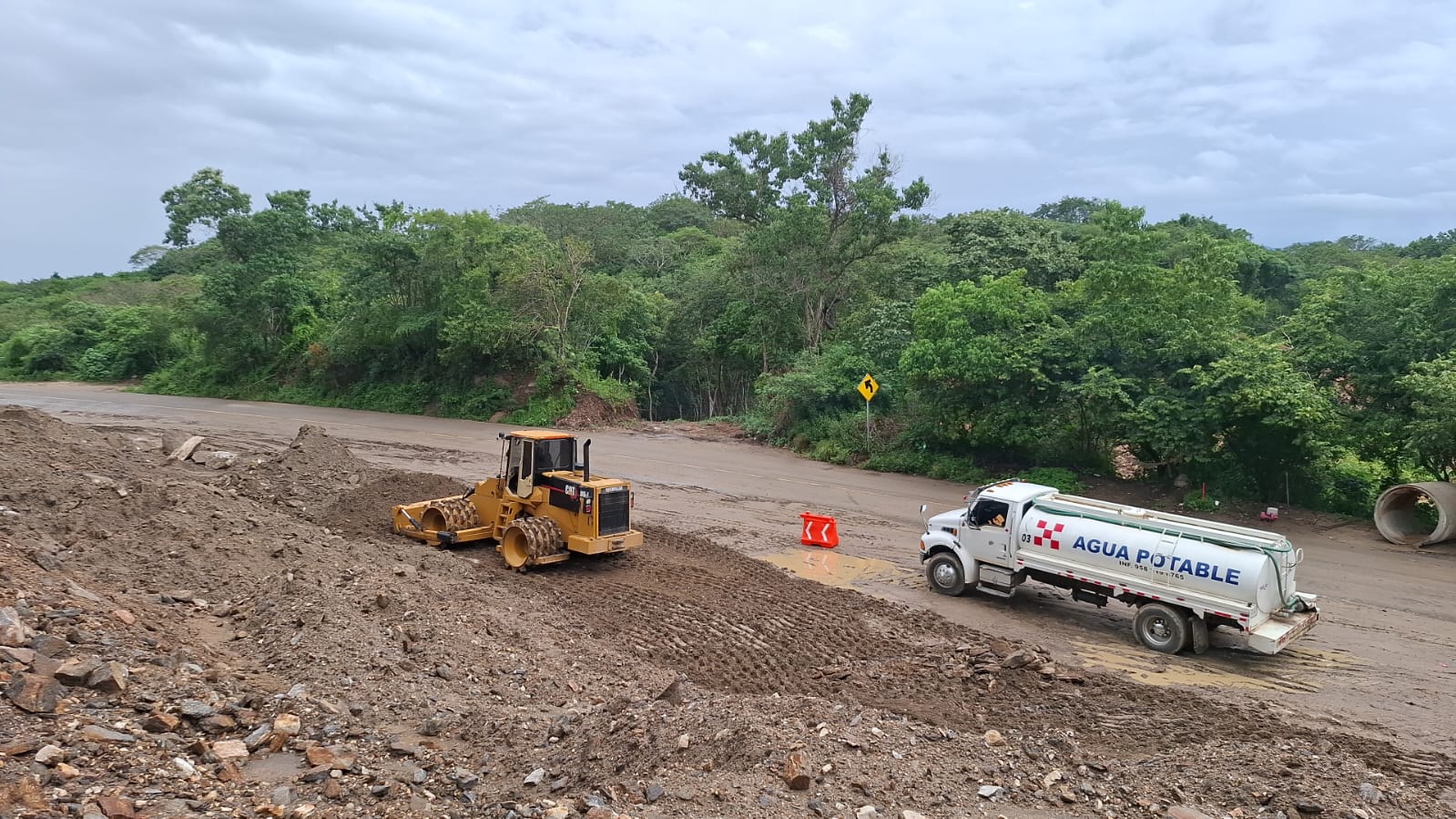 Maquinaria compactadora para estabilización de terreno en obra