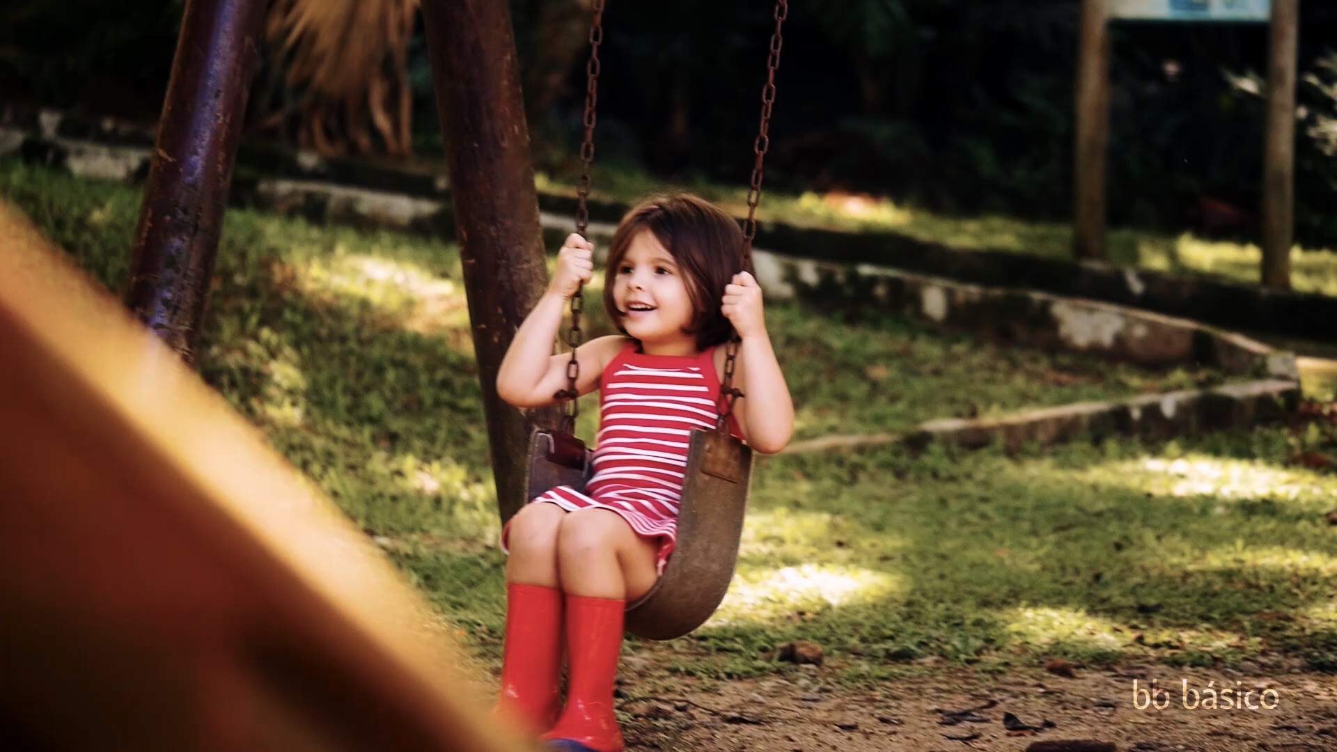 BB Básico editorial fashion film of a kid in a swing